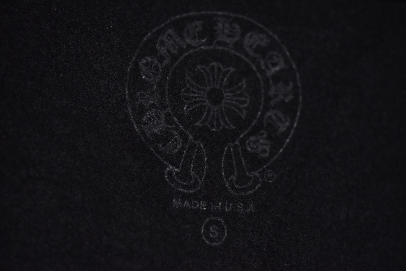 图片[8]-#Chrome Hearts/克罗心 夏威夷限定梵文印花连帽外套 购置原版开发，定织定染400g重磅全棉抓绒，手感丰盈，挺括有型，纺织密度高，垂感佳，不易变形，进口油墨印花，色泽持久，确保图案清晰锐利且经久耐用，定制镀银五金、专属辅料，做工精湛，车线工整，宽松版型设计，男女皆宜，无论是搭配运动裤、牛仔裤还是工装裤，都能轻松营造街头潮流感 尺码：S-L-选品中心