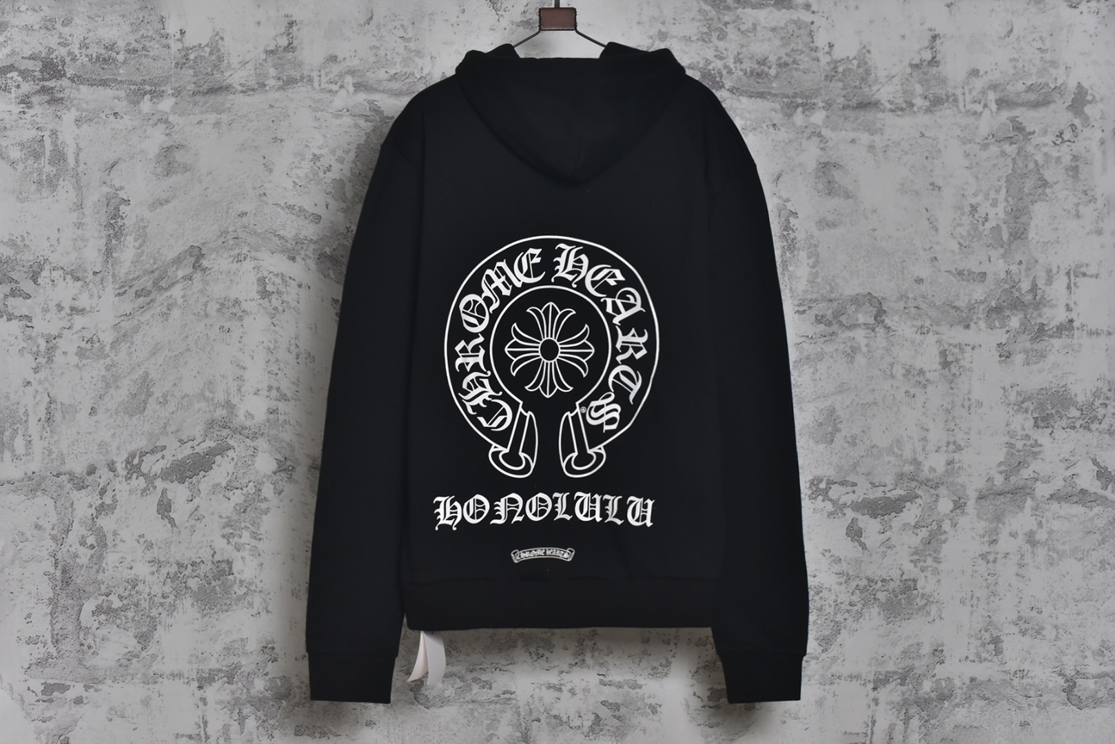 图片[2]-#Chrome Hearts/克罗心 夏威夷限定梵文印花连帽外套 购置原版开发，定织定染400g重磅全棉抓绒，手感丰盈，挺括有型，纺织密度高，垂感佳，不易变形，进口油墨印花，色泽持久，确保图案清晰锐利且经久耐用，定制镀银五金、专属辅料，做工精湛，车线工整，宽松版型设计，男女皆宜，无论是搭配运动裤、牛仔裤还是工装裤，都能轻松营造街头潮流感 尺码：S-L-选品中心