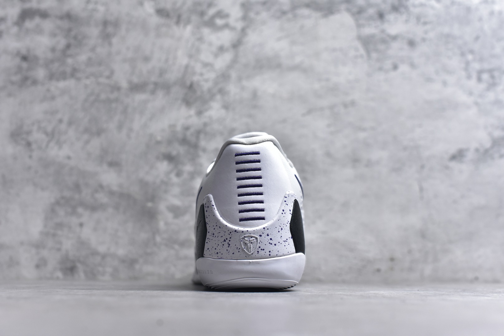 图片[5]-#灭世/Max NK Kobe 9 Low EM PE 科比九代舒适减震防滑低帮篮球鞋 白紫 IH1401-100 ✅原楦打造灵动版型 鞋头➕腰身➕后跟 360°无死角 ✅原厂工艺3层立体编织flyknit鞋面 厚度同步ZP吊打市场“纯原” ✅原厂碳板加持 立体感区分市场货品 ✅区分市场货品🌪过验级拉帮细节 ✅内置全新复刻版中底鞋垫 REACT缓震 密度增加抗衰减 ✅针对海外市场增加 47.5 满足精英选手实战需求 最强科9 灭世制造 用实力让情怀落地 👊🏻 尺码：39 40 40.5 41 42 42.5 43 44 44.5 45 46 47.5-选品中心