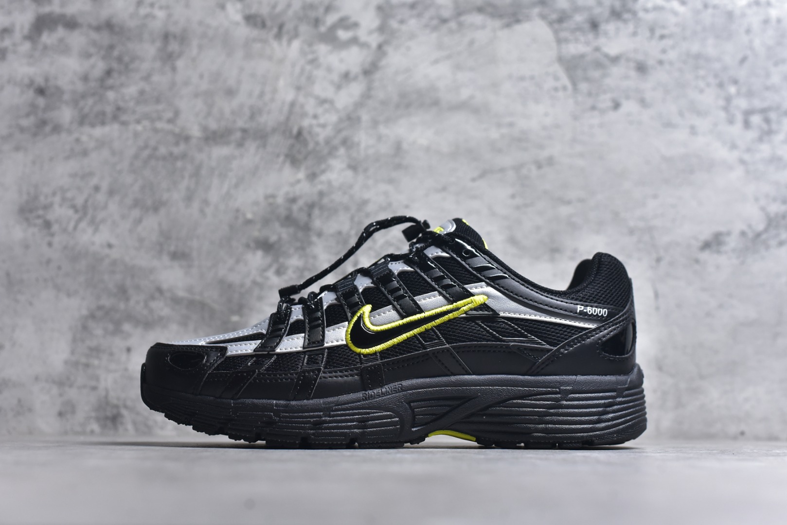 #NIKE P-6000系列 复古休闲运动老爹鞋 #层次鲜明线条设计 摆脱厚重外形 超轻鞋身 细节随意对比 货号：FV0943 001 尺码：36-47（半）-选品中心