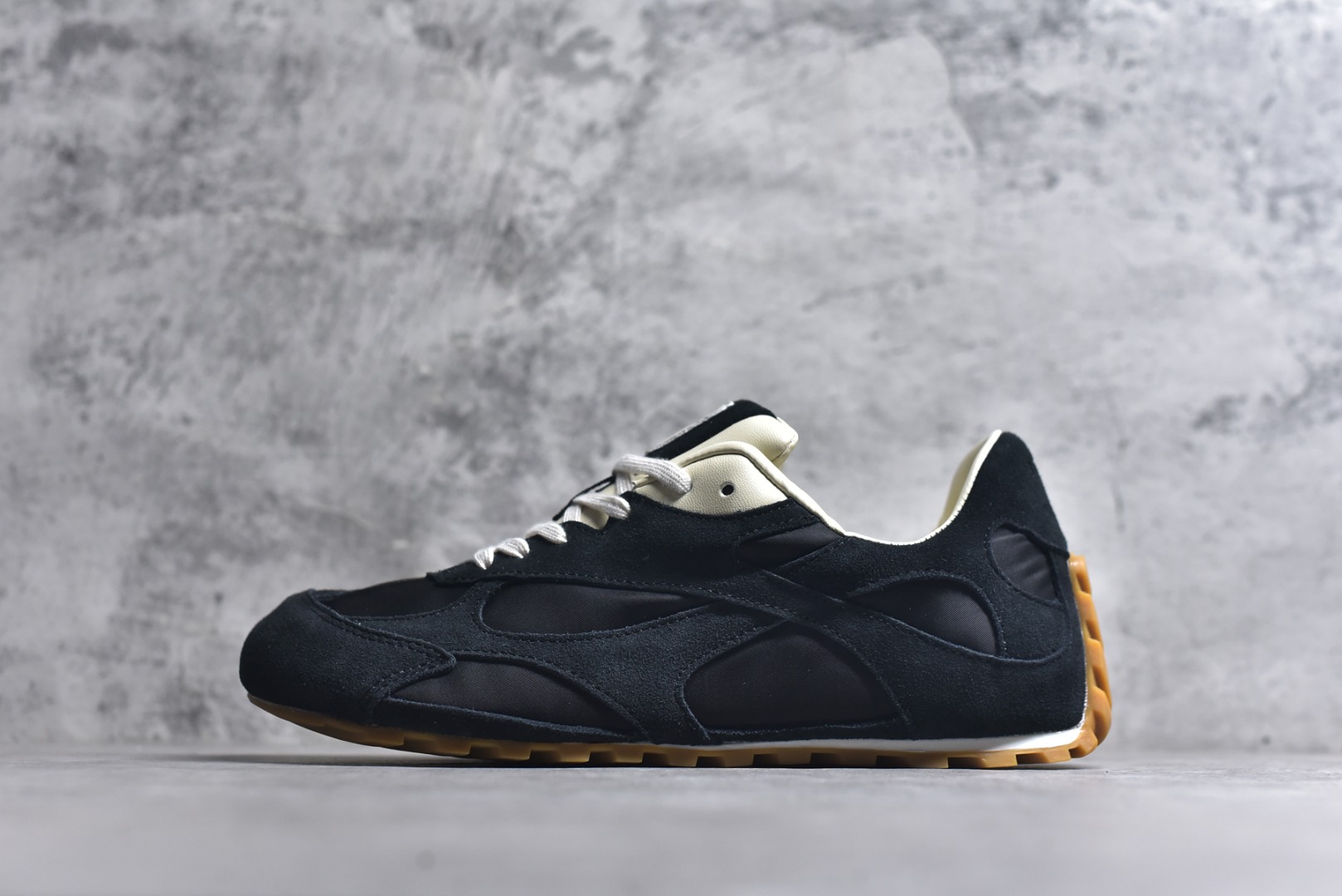 #Bottega Veneta 葆蝶家 绒面材质 德讯 低帮 薄底鞋 黑色 货号：838373V3MS21000 鞋身整体麂皮绒面拼尼龙材质 内侧小羊皮材质 薄底 上脚感超轻 休闲百搭款 尺码：35-45-选品中心