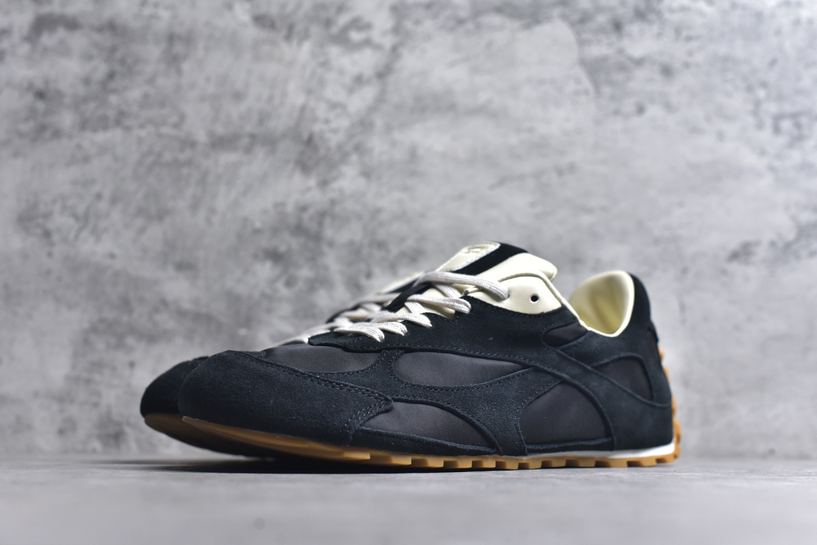 图片[2]-#Bottega Veneta 葆蝶家 绒面材质 德讯 低帮 薄底鞋 黑色 货号：838373V3MS21000 鞋身整体麂皮绒面拼尼龙材质 内侧小羊皮材质 薄底 上脚感超轻 休闲百搭款 尺码：35-45-选品中心