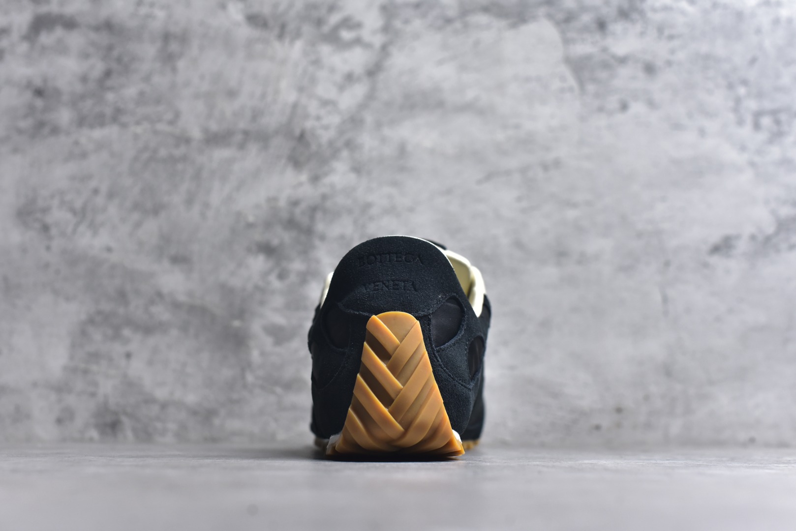 图片[5]-#Bottega Veneta 葆蝶家 绒面材质 德讯 低帮 薄底鞋 黑色 货号：838373V3MS21000 鞋身整体麂皮绒面拼尼龙材质 内侧小羊皮材质 薄底 上脚感超轻 休闲百搭款 尺码：35-45-选品中心