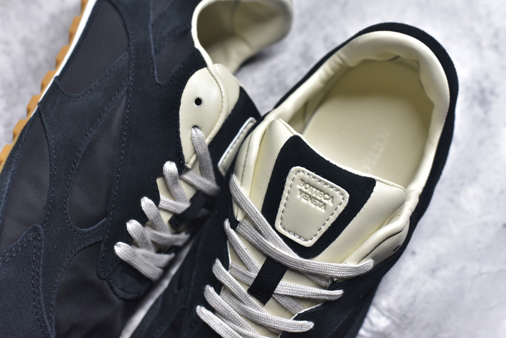 图片[9]-#Bottega Veneta 葆蝶家 绒面材质 德讯 低帮 薄底鞋 黑色 货号：838373V3MS21000 鞋身整体麂皮绒面拼尼龙材质 内侧小羊皮材质 薄底 上脚感超轻 休闲百搭款 尺码：35-45-选品中心