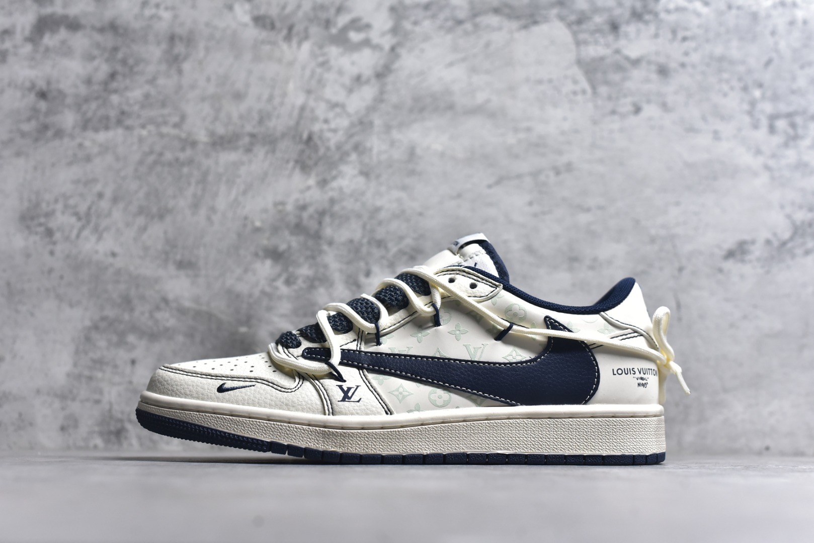 #海外爆款限量发售！公司级 Travis Scott x Fragment Design x Jordan Air Jordan 1 Low OG SP LV联名-米白午夜蓝” 多方联名合作融合了Travis Scott 独特的音乐风格，藤原浩个性的设计风格以及Jordan品牌的经典元素 使其成为一双具有独特身份和价值的鞋子 清新而立体的外观加上联名标识更突出了其独特身份 这种配色方案显示出活力和时尚感 在视觉上引人注目 鞋身的质感和细腻的细节处理使其显得高端而格调十足 这款“倒钩”联名是设计与创意完美结合 融合多方的个性风格是一款备受瞩目的潮流鞋款 低帮休闲板鞋 定制鞋盒 大厂纯原品质出货 超高清洁度 皮料切割干净无任何毛边 细节完美 货号：HT5088-603 尺码：36 36.5 37.5 38 38.5 39 40 40.5 41 42 42.5 43 44 44.5 45-选品中心