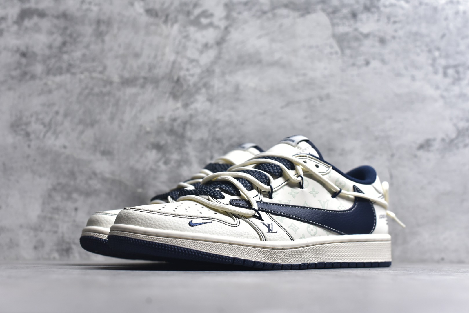 图片[2]-#海外爆款限量发售！公司级 Travis Scott x Fragment Design x Jordan Air Jordan 1 Low OG SP LV联名-米白午夜蓝” 多方联名合作融合了Travis Scott 独特的音乐风格，藤原浩个性的设计风格以及Jordan品牌的经典元素 使其成为一双具有独特身份和价值的鞋子 清新而立体的外观加上联名标识更突出了其独特身份 这种配色方案显示出活力和时尚感 在视觉上引人注目 鞋身的质感和细腻的细节处理使其显得高端而格调十足 这款“倒钩”联名是设计与创意完美结合 融合多方的个性风格是一款备受瞩目的潮流鞋款 低帮休闲板鞋 定制鞋盒 大厂纯原品质出货 超高清洁度 皮料切割干净无任何毛边 细节完美 货号：HT5088-603 尺码：36 36.5 37.5 38 38.5 39 40 40.5 41 42 42.5 43 44 44.5 45-选品中心