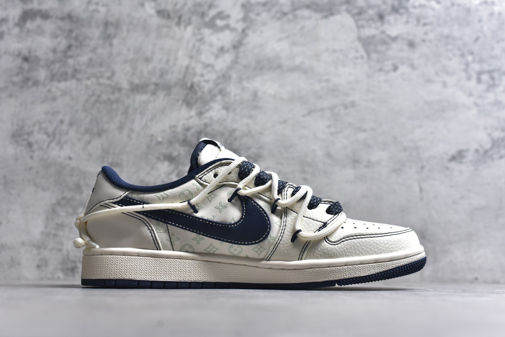 图片[3]-#海外爆款限量发售！公司级 Travis Scott x Fragment Design x Jordan Air Jordan 1 Low OG SP LV联名-米白午夜蓝” 多方联名合作融合了Travis Scott 独特的音乐风格，藤原浩个性的设计风格以及Jordan品牌的经典元素 使其成为一双具有独特身份和价值的鞋子 清新而立体的外观加上联名标识更突出了其独特身份 这种配色方案显示出活力和时尚感 在视觉上引人注目 鞋身的质感和细腻的细节处理使其显得高端而格调十足 这款“倒钩”联名是设计与创意完美结合 融合多方的个性风格是一款备受瞩目的潮流鞋款 低帮休闲板鞋 定制鞋盒 大厂纯原品质出货 超高清洁度 皮料切割干净无任何毛边 细节完美 货号：HT5088-603 尺码：36 36.5 37.5 38 38.5 39 40 40.5 41 42 42.5 43 44 44.5 45-选品中心