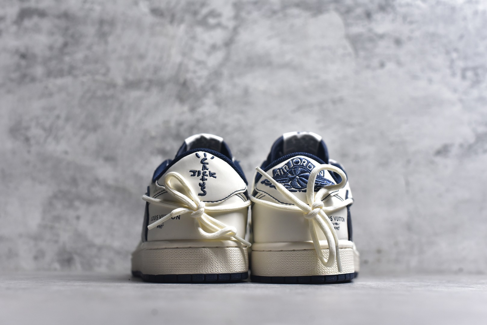 图片[5]-#海外爆款限量发售！公司级 Travis Scott x Fragment Design x Jordan Air Jordan 1 Low OG SP LV联名-米白午夜蓝” 多方联名合作融合了Travis Scott 独特的音乐风格，藤原浩个性的设计风格以及Jordan品牌的经典元素 使其成为一双具有独特身份和价值的鞋子 清新而立体的外观加上联名标识更突出了其独特身份 这种配色方案显示出活力和时尚感 在视觉上引人注目 鞋身的质感和细腻的细节处理使其显得高端而格调十足 这款“倒钩”联名是设计与创意完美结合 融合多方的个性风格是一款备受瞩目的潮流鞋款 低帮休闲板鞋 定制鞋盒 大厂纯原品质出货 超高清洁度 皮料切割干净无任何毛边 细节完美 货号：HT5088-603 尺码：36 36.5 37.5 38 38.5 39 40 40.5 41 42 42.5 43 44 44.5 45-选品中心