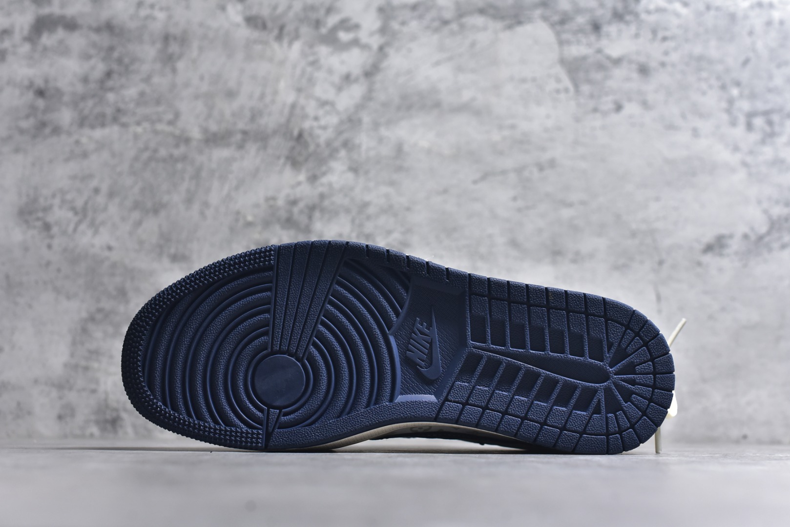 图片[6]-#海外爆款限量发售！公司级 Travis Scott x Fragment Design x Jordan Air Jordan 1 Low OG SP LV联名-米白午夜蓝” 多方联名合作融合了Travis Scott 独特的音乐风格，藤原浩个性的设计风格以及Jordan品牌的经典元素 使其成为一双具有独特身份和价值的鞋子 清新而立体的外观加上联名标识更突出了其独特身份 这种配色方案显示出活力和时尚感 在视觉上引人注目 鞋身的质感和细腻的细节处理使其显得高端而格调十足 这款“倒钩”联名是设计与创意完美结合 融合多方的个性风格是一款备受瞩目的潮流鞋款 低帮休闲板鞋 定制鞋盒 大厂纯原品质出货 超高清洁度 皮料切割干净无任何毛边 细节完美 货号：HT5088-603 尺码：36 36.5 37.5 38 38.5 39 40 40.5 41 42 42.5 43 44 44.5 45-选品中心