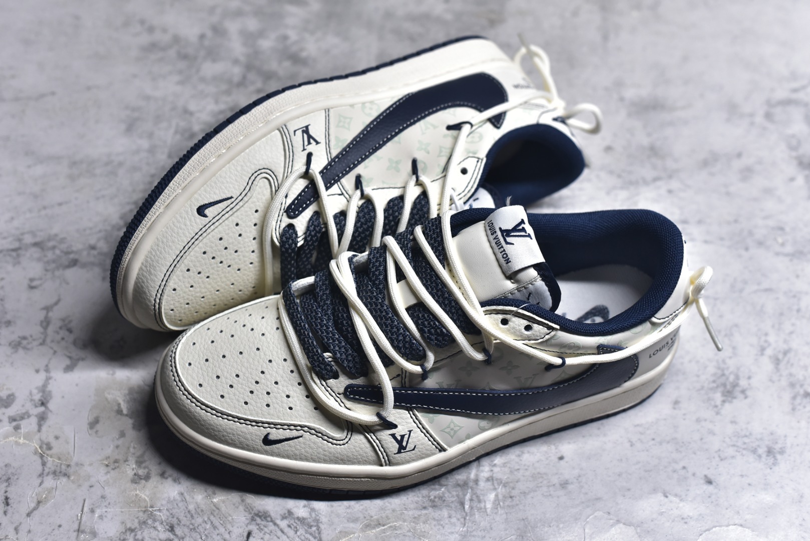 图片[7]-#海外爆款限量发售！公司级 Travis Scott x Fragment Design x Jordan Air Jordan 1 Low OG SP LV联名-米白午夜蓝” 多方联名合作融合了Travis Scott 独特的音乐风格，藤原浩个性的设计风格以及Jordan品牌的经典元素 使其成为一双具有独特身份和价值的鞋子 清新而立体的外观加上联名标识更突出了其独特身份 这种配色方案显示出活力和时尚感 在视觉上引人注目 鞋身的质感和细腻的细节处理使其显得高端而格调十足 这款“倒钩”联名是设计与创意完美结合 融合多方的个性风格是一款备受瞩目的潮流鞋款 低帮休闲板鞋 定制鞋盒 大厂纯原品质出货 超高清洁度 皮料切割干净无任何毛边 细节完美 货号：HT5088-603 尺码：36 36.5 37.5 38 38.5 39 40 40.5 41 42 42.5 43 44 44.5 45-选品中心