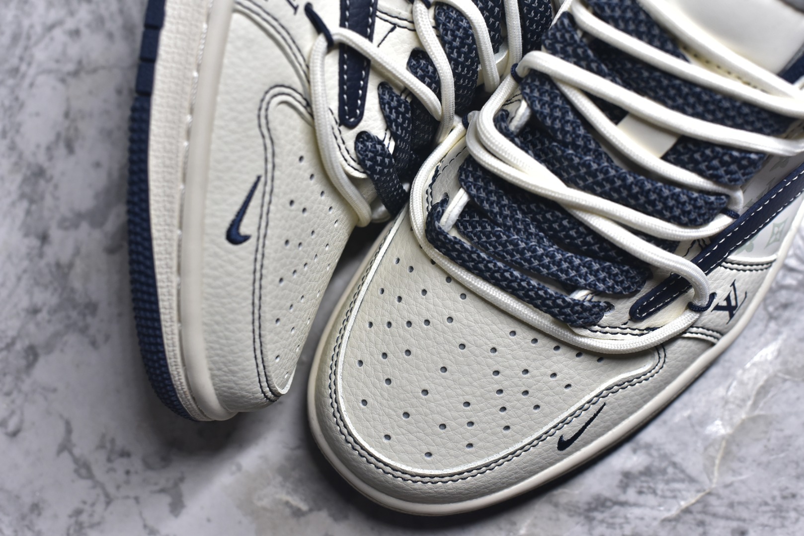 图片[8]-#海外爆款限量发售！公司级 Travis Scott x Fragment Design x Jordan Air Jordan 1 Low OG SP LV联名-米白午夜蓝” 多方联名合作融合了Travis Scott 独特的音乐风格，藤原浩个性的设计风格以及Jordan品牌的经典元素 使其成为一双具有独特身份和价值的鞋子 清新而立体的外观加上联名标识更突出了其独特身份 这种配色方案显示出活力和时尚感 在视觉上引人注目 鞋身的质感和细腻的细节处理使其显得高端而格调十足 这款“倒钩”联名是设计与创意完美结合 融合多方的个性风格是一款备受瞩目的潮流鞋款 低帮休闲板鞋 定制鞋盒 大厂纯原品质出货 超高清洁度 皮料切割干净无任何毛边 细节完美 货号：HT5088-603 尺码：36 36.5 37.5 38 38.5 39 40 40.5 41 42 42.5 43 44 44.5 45-选品中心