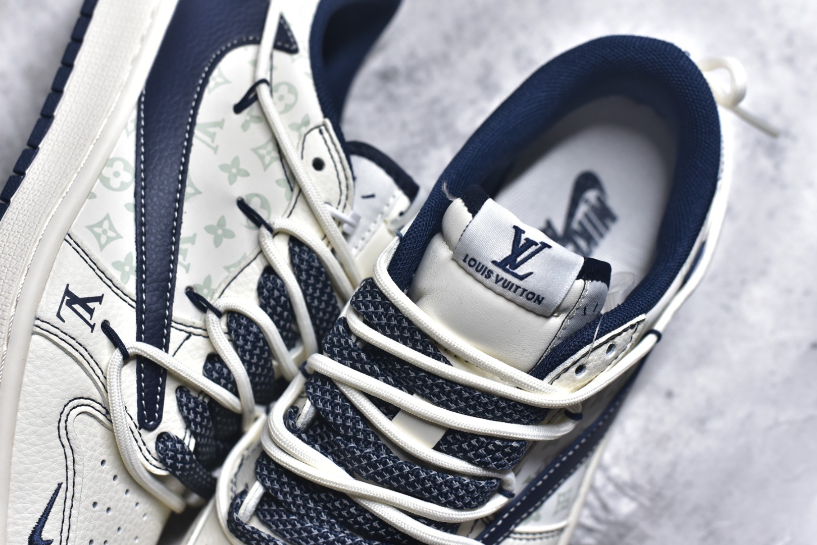 图片[9]-#海外爆款限量发售！公司级 Travis Scott x Fragment Design x Jordan Air Jordan 1 Low OG SP LV联名-米白午夜蓝” 多方联名合作融合了Travis Scott 独特的音乐风格，藤原浩个性的设计风格以及Jordan品牌的经典元素 使其成为一双具有独特身份和价值的鞋子 清新而立体的外观加上联名标识更突出了其独特身份 这种配色方案显示出活力和时尚感 在视觉上引人注目 鞋身的质感和细腻的细节处理使其显得高端而格调十足 这款“倒钩”联名是设计与创意完美结合 融合多方的个性风格是一款备受瞩目的潮流鞋款 低帮休闲板鞋 定制鞋盒 大厂纯原品质出货 超高清洁度 皮料切割干净无任何毛边 细节完美 货号：HT5088-603 尺码：36 36.5 37.5 38 38.5 39 40 40.5 41 42 42.5 43 44 44.5 45-选品中心