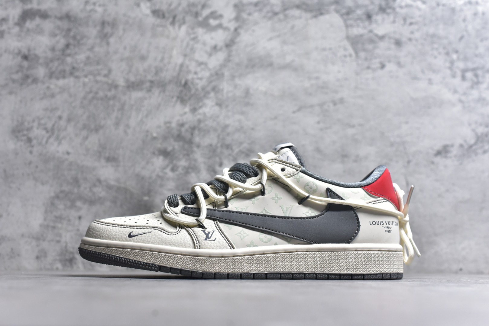 #海外爆款限量发售！公司级 Travis Scott x Fragment Design x Jordan Air Jordan 1 Low OG SP LV联名-米灰印花红标” 多方联名合作融合了Travis Scott 独特的音乐风格，藤原浩个性的设计风格以及Jordan品牌的经典元素 使其成为一双具有独特身份和价值的鞋子 清新而立体的外观加上联名标识更突出了其独特身份 这种配色方案显示出活力和时尚感 在视觉上引人注目 鞋身的质感和细腻的细节处理使其显得高端而格调十足 这款“倒钩”联名是设计与创意完美结合 融合多方的个性风格是一款备受瞩目的潮流鞋款 低帮休闲板鞋 定制鞋盒 大厂纯原品质出货 超高清洁度 皮料切割干净无任何毛边 细节完美 货号：HT5088-605 尺码：36 36.5 37.5 38 38.5 39 40 40.5 41 42 42.5 43 44 44.5 45-选品中心