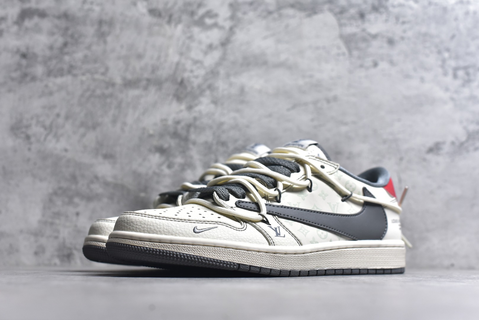 图片[2]-#海外爆款限量发售！公司级 Travis Scott x Fragment Design x Jordan Air Jordan 1 Low OG SP LV联名-米灰印花红标” 多方联名合作融合了Travis Scott 独特的音乐风格，藤原浩个性的设计风格以及Jordan品牌的经典元素 使其成为一双具有独特身份和价值的鞋子 清新而立体的外观加上联名标识更突出了其独特身份 这种配色方案显示出活力和时尚感 在视觉上引人注目 鞋身的质感和细腻的细节处理使其显得高端而格调十足 这款“倒钩”联名是设计与创意完美结合 融合多方的个性风格是一款备受瞩目的潮流鞋款 低帮休闲板鞋 定制鞋盒 大厂纯原品质出货 超高清洁度 皮料切割干净无任何毛边 细节完美 货号：HT5088-605 尺码：36 36.5 37.5 38 38.5 39 40 40.5 41 42 42.5 43 44 44.5 45-选品中心