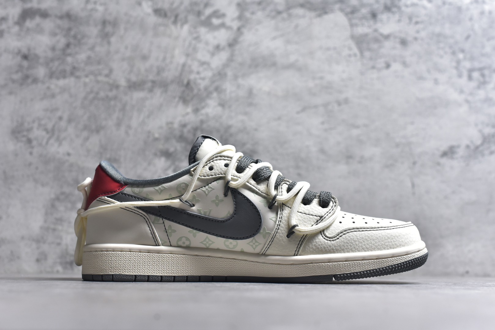 图片[3]-#海外爆款限量发售！公司级 Travis Scott x Fragment Design x Jordan Air Jordan 1 Low OG SP LV联名-米灰印花红标” 多方联名合作融合了Travis Scott 独特的音乐风格，藤原浩个性的设计风格以及Jordan品牌的经典元素 使其成为一双具有独特身份和价值的鞋子 清新而立体的外观加上联名标识更突出了其独特身份 这种配色方案显示出活力和时尚感 在视觉上引人注目 鞋身的质感和细腻的细节处理使其显得高端而格调十足 这款“倒钩”联名是设计与创意完美结合 融合多方的个性风格是一款备受瞩目的潮流鞋款 低帮休闲板鞋 定制鞋盒 大厂纯原品质出货 超高清洁度 皮料切割干净无任何毛边 细节完美 货号：HT5088-605 尺码：36 36.5 37.5 38 38.5 39 40 40.5 41 42 42.5 43 44 44.5 45-选品中心