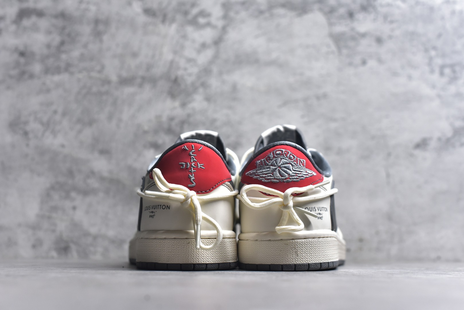 图片[5]-#海外爆款限量发售！公司级 Travis Scott x Fragment Design x Jordan Air Jordan 1 Low OG SP LV联名-米灰印花红标” 多方联名合作融合了Travis Scott 独特的音乐风格，藤原浩个性的设计风格以及Jordan品牌的经典元素 使其成为一双具有独特身份和价值的鞋子 清新而立体的外观加上联名标识更突出了其独特身份 这种配色方案显示出活力和时尚感 在视觉上引人注目 鞋身的质感和细腻的细节处理使其显得高端而格调十足 这款“倒钩”联名是设计与创意完美结合 融合多方的个性风格是一款备受瞩目的潮流鞋款 低帮休闲板鞋 定制鞋盒 大厂纯原品质出货 超高清洁度 皮料切割干净无任何毛边 细节完美 货号：HT5088-605 尺码：36 36.5 37.5 38 38.5 39 40 40.5 41 42 42.5 43 44 44.5 45-选品中心
