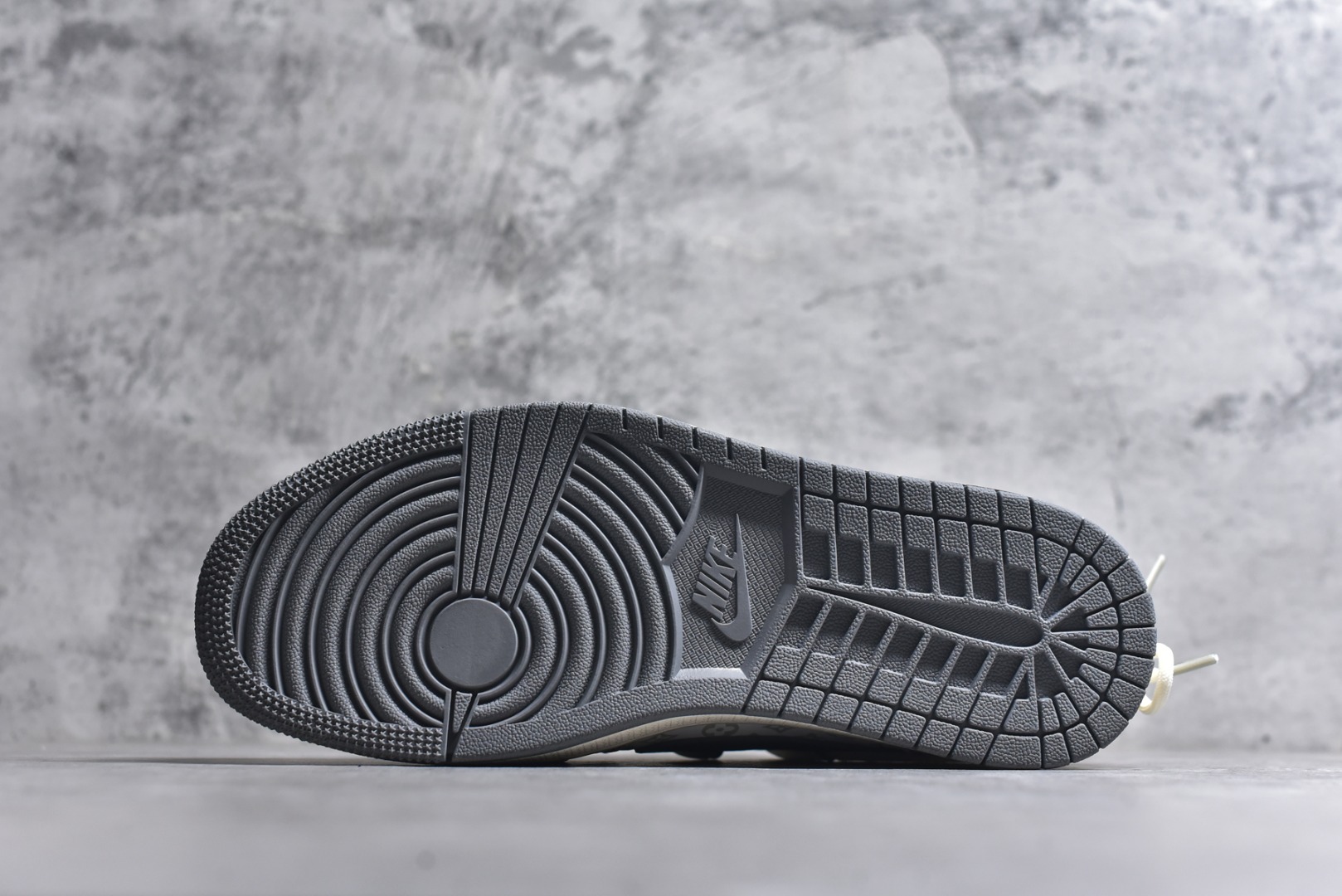 图片[6]-#海外爆款限量发售！公司级 Travis Scott x Fragment Design x Jordan Air Jordan 1 Low OG SP LV联名-米灰印花红标” 多方联名合作融合了Travis Scott 独特的音乐风格，藤原浩个性的设计风格以及Jordan品牌的经典元素 使其成为一双具有独特身份和价值的鞋子 清新而立体的外观加上联名标识更突出了其独特身份 这种配色方案显示出活力和时尚感 在视觉上引人注目 鞋身的质感和细腻的细节处理使其显得高端而格调十足 这款“倒钩”联名是设计与创意完美结合 融合多方的个性风格是一款备受瞩目的潮流鞋款 低帮休闲板鞋 定制鞋盒 大厂纯原品质出货 超高清洁度 皮料切割干净无任何毛边 细节完美 货号：HT5088-605 尺码：36 36.5 37.5 38 38.5 39 40 40.5 41 42 42.5 43 44 44.5 45-选品中心