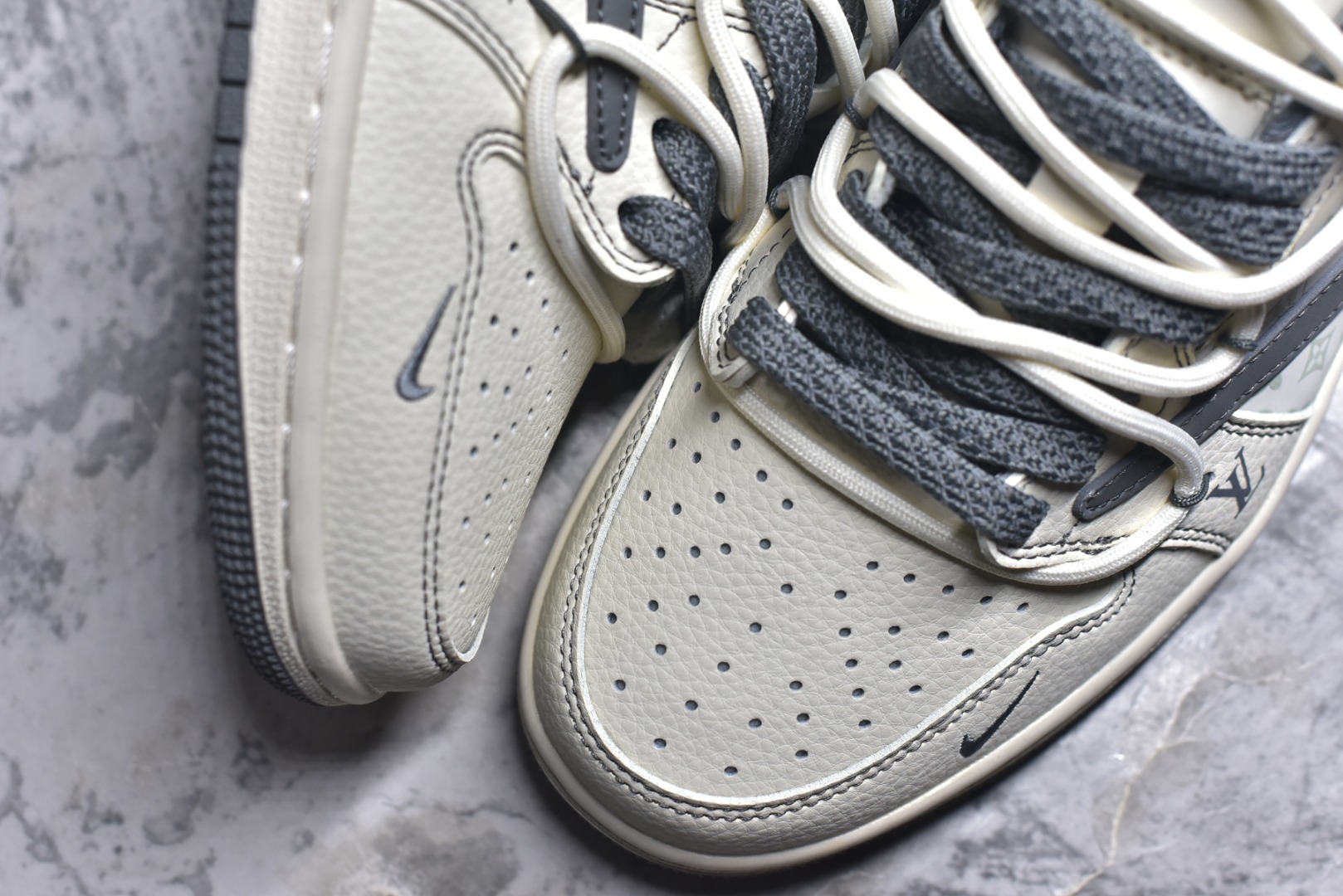 图片[8]-#海外爆款限量发售！公司级 Travis Scott x Fragment Design x Jordan Air Jordan 1 Low OG SP LV联名-米灰印花红标” 多方联名合作融合了Travis Scott 独特的音乐风格，藤原浩个性的设计风格以及Jordan品牌的经典元素 使其成为一双具有独特身份和价值的鞋子 清新而立体的外观加上联名标识更突出了其独特身份 这种配色方案显示出活力和时尚感 在视觉上引人注目 鞋身的质感和细腻的细节处理使其显得高端而格调十足 这款“倒钩”联名是设计与创意完美结合 融合多方的个性风格是一款备受瞩目的潮流鞋款 低帮休闲板鞋 定制鞋盒 大厂纯原品质出货 超高清洁度 皮料切割干净无任何毛边 细节完美 货号：HT5088-605 尺码：36 36.5 37.5 38 38.5 39 40 40.5 41 42 42.5 43 44 44.5 45-选品中心