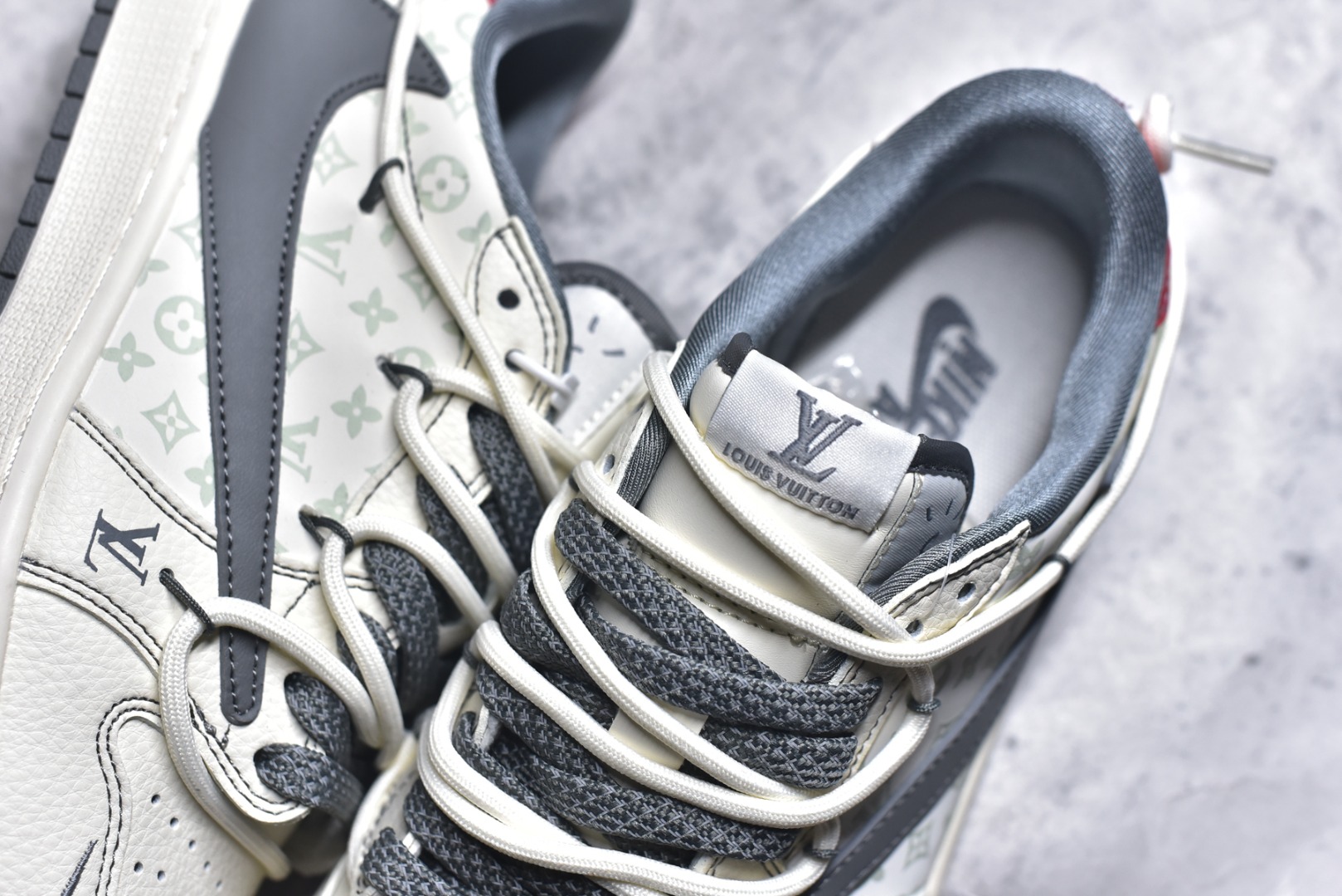 图片[9]-#海外爆款限量发售！公司级 Travis Scott x Fragment Design x Jordan Air Jordan 1 Low OG SP LV联名-米灰印花红标” 多方联名合作融合了Travis Scott 独特的音乐风格，藤原浩个性的设计风格以及Jordan品牌的经典元素 使其成为一双具有独特身份和价值的鞋子 清新而立体的外观加上联名标识更突出了其独特身份 这种配色方案显示出活力和时尚感 在视觉上引人注目 鞋身的质感和细腻的细节处理使其显得高端而格调十足 这款“倒钩”联名是设计与创意完美结合 融合多方的个性风格是一款备受瞩目的潮流鞋款 低帮休闲板鞋 定制鞋盒 大厂纯原品质出货 超高清洁度 皮料切割干净无任何毛边 细节完美 货号：HT5088-605 尺码：36 36.5 37.5 38 38.5 39 40 40.5 41 42 42.5 43 44 44.5 45-选品中心