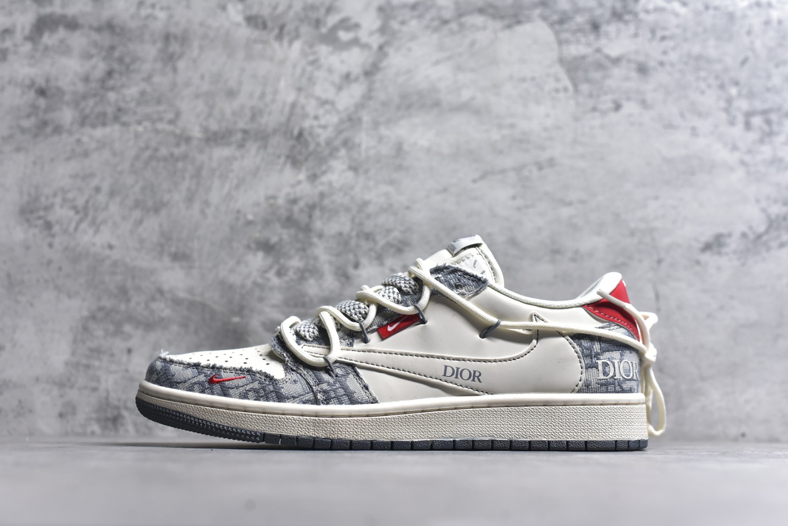 #海外爆款限量发售！公司级 Travis Scott x Fragment Design x Jordan Air Jordan 1 Low OG SP 迪奥联名-米灰牛仔布红标” 多方联名合作融合了Travis Scott 独特的音乐风格，藤原浩个性的设计风格以及Jordan品牌的经典元素 使其成为一双具有独特身份和价值的鞋子 清新而立体的外观加上联名标识更突出了其独特身份 这种配色方案显示出活力和时尚感 在视觉上引人注目 鞋身的质感和细腻的细节处理使其显得高端而格调十足 这款“倒钩”联名是设计与创意完美结合 融合多方的个性风格是一款备受瞩目的潮流鞋款 低帮休闲板鞋 定制鞋盒 大厂纯原品质出货 超高清洁度 皮料切割干净无任何毛边 细节完美 货号：HT5088-602 尺码：36 36.5 37.5 38 38.5 39 40 40.5 41 42 42.5 43 44 44.5 45-选品中心