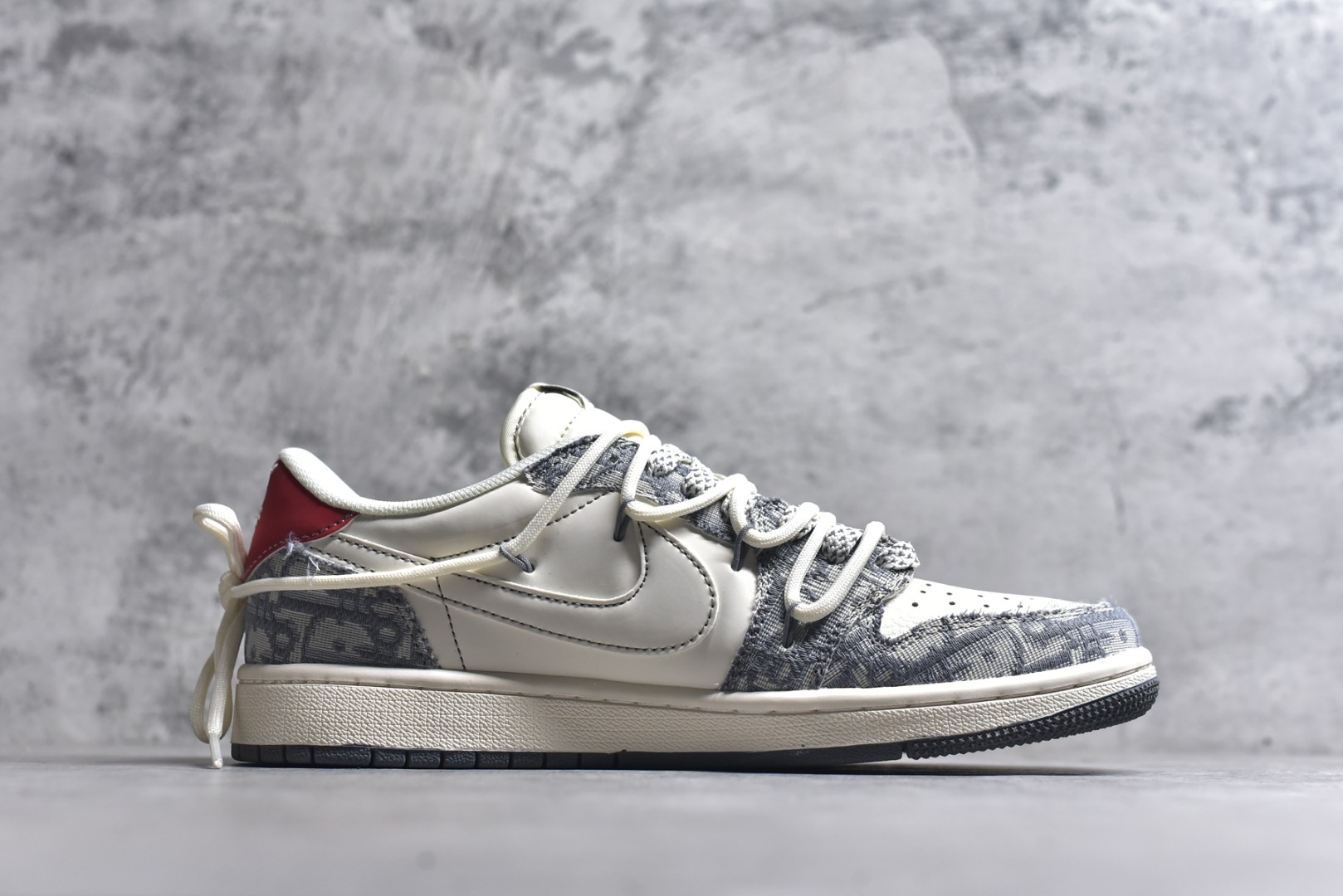 图片[3]-#海外爆款限量发售！公司级 Travis Scott x Fragment Design x Jordan Air Jordan 1 Low OG SP 迪奥联名-米灰牛仔布红标” 多方联名合作融合了Travis Scott 独特的音乐风格，藤原浩个性的设计风格以及Jordan品牌的经典元素 使其成为一双具有独特身份和价值的鞋子 清新而立体的外观加上联名标识更突出了其独特身份 这种配色方案显示出活力和时尚感 在视觉上引人注目 鞋身的质感和细腻的细节处理使其显得高端而格调十足 这款“倒钩”联名是设计与创意完美结合 融合多方的个性风格是一款备受瞩目的潮流鞋款 低帮休闲板鞋 定制鞋盒 大厂纯原品质出货 超高清洁度 皮料切割干净无任何毛边 细节完美 货号：HT5088-602 尺码：36 36.5 37.5 38 38.5 39 40 40.5 41 42 42.5 43 44 44.5 45-选品中心