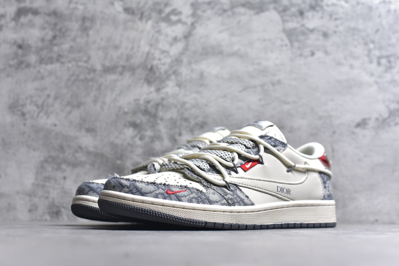 图片[2]-#海外爆款限量发售！公司级 Travis Scott x Fragment Design x Jordan Air Jordan 1 Low OG SP 迪奥联名-米灰牛仔布红标” 多方联名合作融合了Travis Scott 独特的音乐风格，藤原浩个性的设计风格以及Jordan品牌的经典元素 使其成为一双具有独特身份和价值的鞋子 清新而立体的外观加上联名标识更突出了其独特身份 这种配色方案显示出活力和时尚感 在视觉上引人注目 鞋身的质感和细腻的细节处理使其显得高端而格调十足 这款“倒钩”联名是设计与创意完美结合 融合多方的个性风格是一款备受瞩目的潮流鞋款 低帮休闲板鞋 定制鞋盒 大厂纯原品质出货 超高清洁度 皮料切割干净无任何毛边 细节完美 货号：HT5088-602 尺码：36 36.5 37.5 38 38.5 39 40 40.5 41 42 42.5 43 44 44.5 45-选品中心