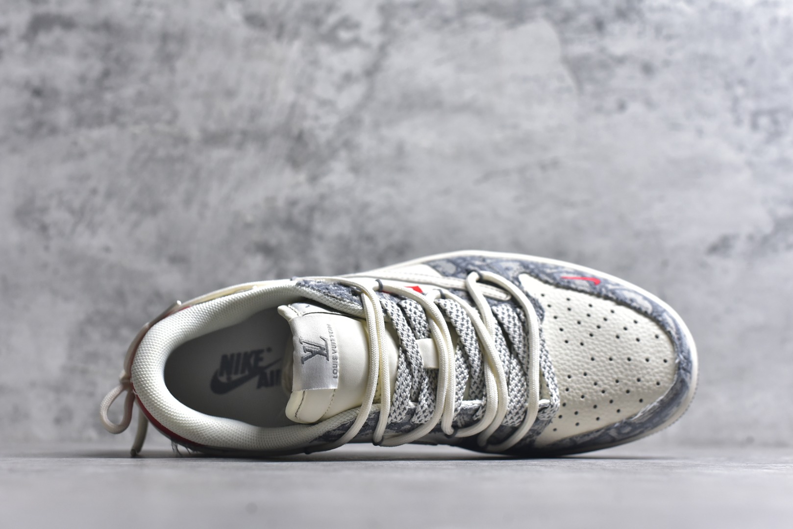 图片[4]-#海外爆款限量发售！公司级 Travis Scott x Fragment Design x Jordan Air Jordan 1 Low OG SP 迪奥联名-米灰牛仔布红标” 多方联名合作融合了Travis Scott 独特的音乐风格，藤原浩个性的设计风格以及Jordan品牌的经典元素 使其成为一双具有独特身份和价值的鞋子 清新而立体的外观加上联名标识更突出了其独特身份 这种配色方案显示出活力和时尚感 在视觉上引人注目 鞋身的质感和细腻的细节处理使其显得高端而格调十足 这款“倒钩”联名是设计与创意完美结合 融合多方的个性风格是一款备受瞩目的潮流鞋款 低帮休闲板鞋 定制鞋盒 大厂纯原品质出货 超高清洁度 皮料切割干净无任何毛边 细节完美 货号：HT5088-602 尺码：36 36.5 37.5 38 38.5 39 40 40.5 41 42 42.5 43 44 44.5 45-选品中心