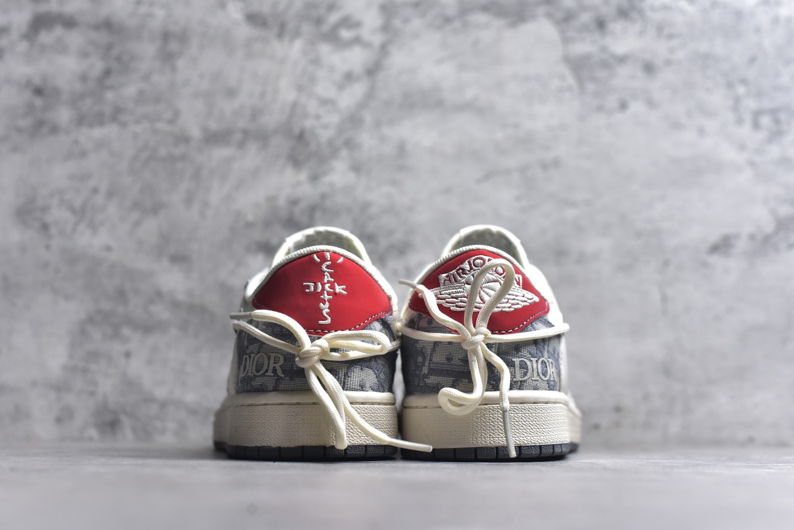 图片[5]-#海外爆款限量发售！公司级 Travis Scott x Fragment Design x Jordan Air Jordan 1 Low OG SP 迪奥联名-米灰牛仔布红标” 多方联名合作融合了Travis Scott 独特的音乐风格，藤原浩个性的设计风格以及Jordan品牌的经典元素 使其成为一双具有独特身份和价值的鞋子 清新而立体的外观加上联名标识更突出了其独特身份 这种配色方案显示出活力和时尚感 在视觉上引人注目 鞋身的质感和细腻的细节处理使其显得高端而格调十足 这款“倒钩”联名是设计与创意完美结合 融合多方的个性风格是一款备受瞩目的潮流鞋款 低帮休闲板鞋 定制鞋盒 大厂纯原品质出货 超高清洁度 皮料切割干净无任何毛边 细节完美 货号：HT5088-602 尺码：36 36.5 37.5 38 38.5 39 40 40.5 41 42 42.5 43 44 44.5 45-选品中心