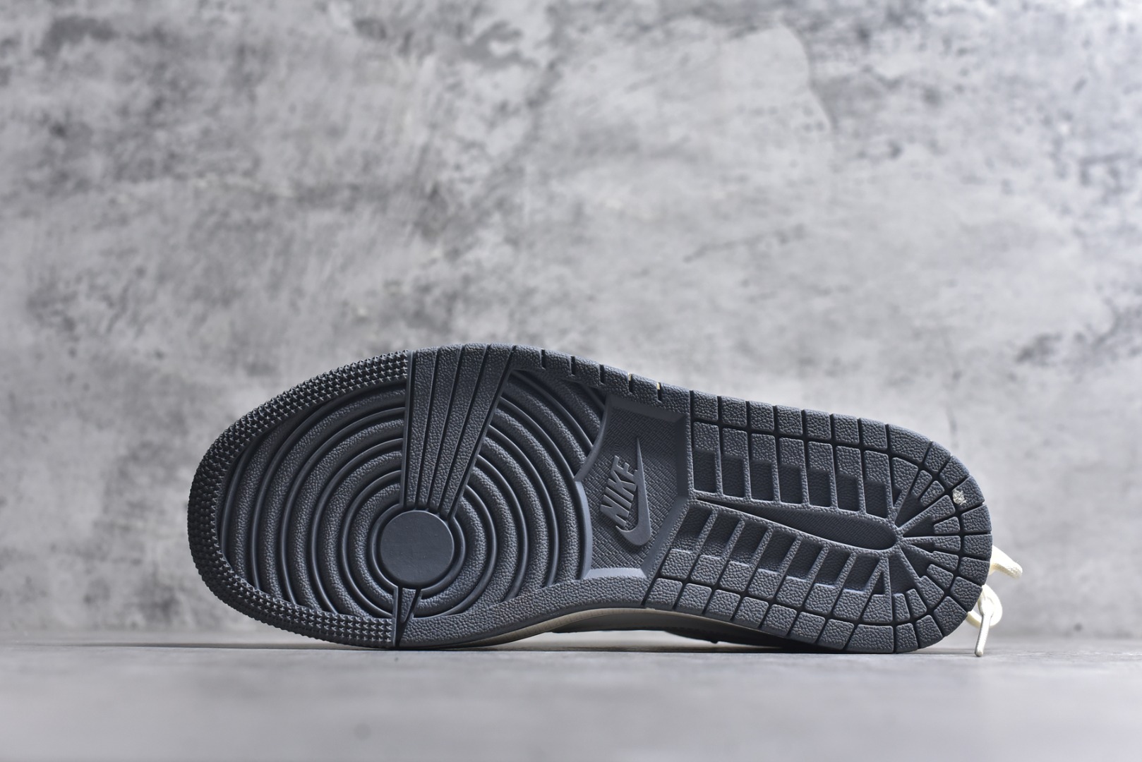 图片[6]-#海外爆款限量发售！公司级 Travis Scott x Fragment Design x Jordan Air Jordan 1 Low OG SP 迪奥联名-米灰牛仔布红标” 多方联名合作融合了Travis Scott 独特的音乐风格，藤原浩个性的设计风格以及Jordan品牌的经典元素 使其成为一双具有独特身份和价值的鞋子 清新而立体的外观加上联名标识更突出了其独特身份 这种配色方案显示出活力和时尚感 在视觉上引人注目 鞋身的质感和细腻的细节处理使其显得高端而格调十足 这款“倒钩”联名是设计与创意完美结合 融合多方的个性风格是一款备受瞩目的潮流鞋款 低帮休闲板鞋 定制鞋盒 大厂纯原品质出货 超高清洁度 皮料切割干净无任何毛边 细节完美 货号：HT5088-602 尺码：36 36.5 37.5 38 38.5 39 40 40.5 41 42 42.5 43 44 44.5 45-选品中心