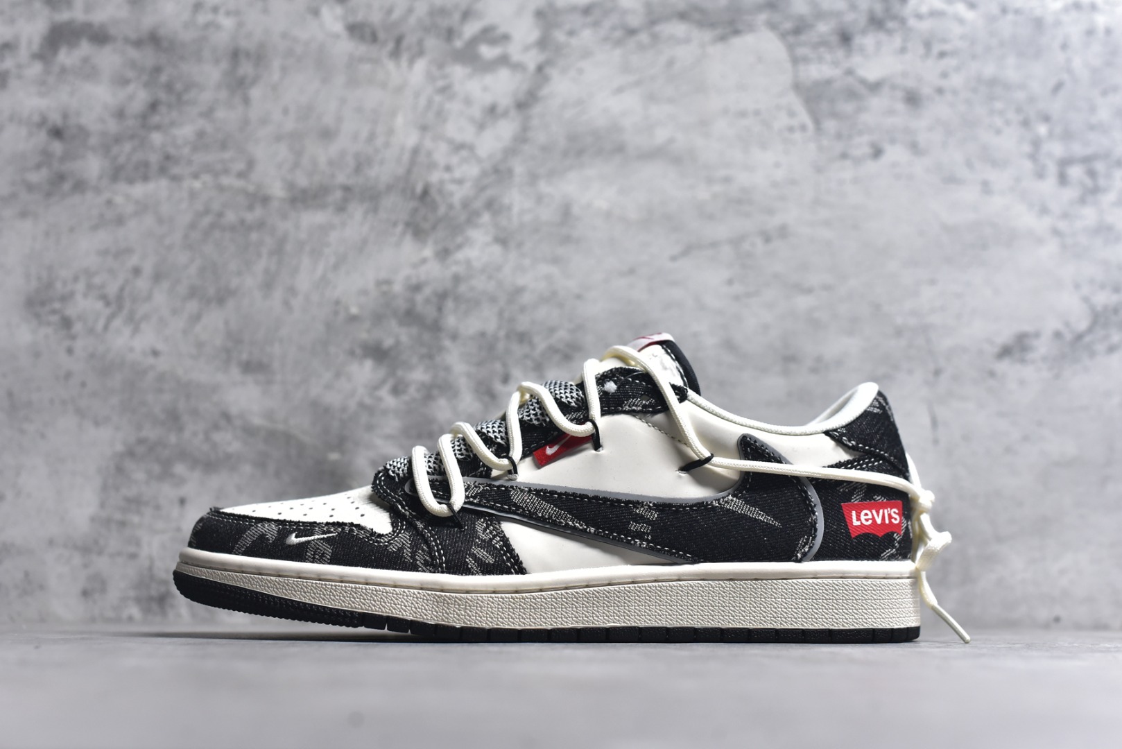 #海外爆款限量发售！公司级 Travis Scott x Fragment Design x Jordan Air Jordan 1 Low OG SP 李维斯联名——“米白黑帆布绑带” 多方联名合作融合了Travis Scott 独特的音乐风格，藤原浩个性的设计风格以及Jordan品牌的经典元素 使其成为一双具有独特身份和价值的鞋子 清新而立体的外观加上联名标识更突出了其独特身份 这种配色方案显示出活力和时尚感 在视觉上引人注目 鞋身的质感和细腻的细节处理使其显得高端而格调十足 这款“倒钩”联名是设计与创意完美结合 融合多方的个性风格是一款备受瞩目的潮流鞋款 低帮休闲板鞋 定制鞋盒 大厂纯原品质出货 超高清洁度 皮料切割干净无任何毛边 细节完美 货号：HT5088-600 尺码：36 36.5 37.5 38 38.5 39 40 40.5 41 42 42.5 43 44 44.5 45-选品中心