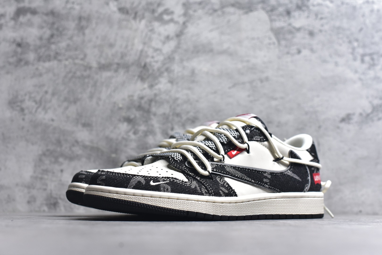 图片[2]-#海外爆款限量发售！公司级 Travis Scott x Fragment Design x Jordan Air Jordan 1 Low OG SP 李维斯联名——“米白黑帆布绑带” 多方联名合作融合了Travis Scott 独特的音乐风格，藤原浩个性的设计风格以及Jordan品牌的经典元素 使其成为一双具有独特身份和价值的鞋子 清新而立体的外观加上联名标识更突出了其独特身份 这种配色方案显示出活力和时尚感 在视觉上引人注目 鞋身的质感和细腻的细节处理使其显得高端而格调十足 这款“倒钩”联名是设计与创意完美结合 融合多方的个性风格是一款备受瞩目的潮流鞋款 低帮休闲板鞋 定制鞋盒 大厂纯原品质出货 超高清洁度 皮料切割干净无任何毛边 细节完美 货号：HT5088-600 尺码：36 36.5 37.5 38 38.5 39 40 40.5 41 42 42.5 43 44 44.5 45-选品中心