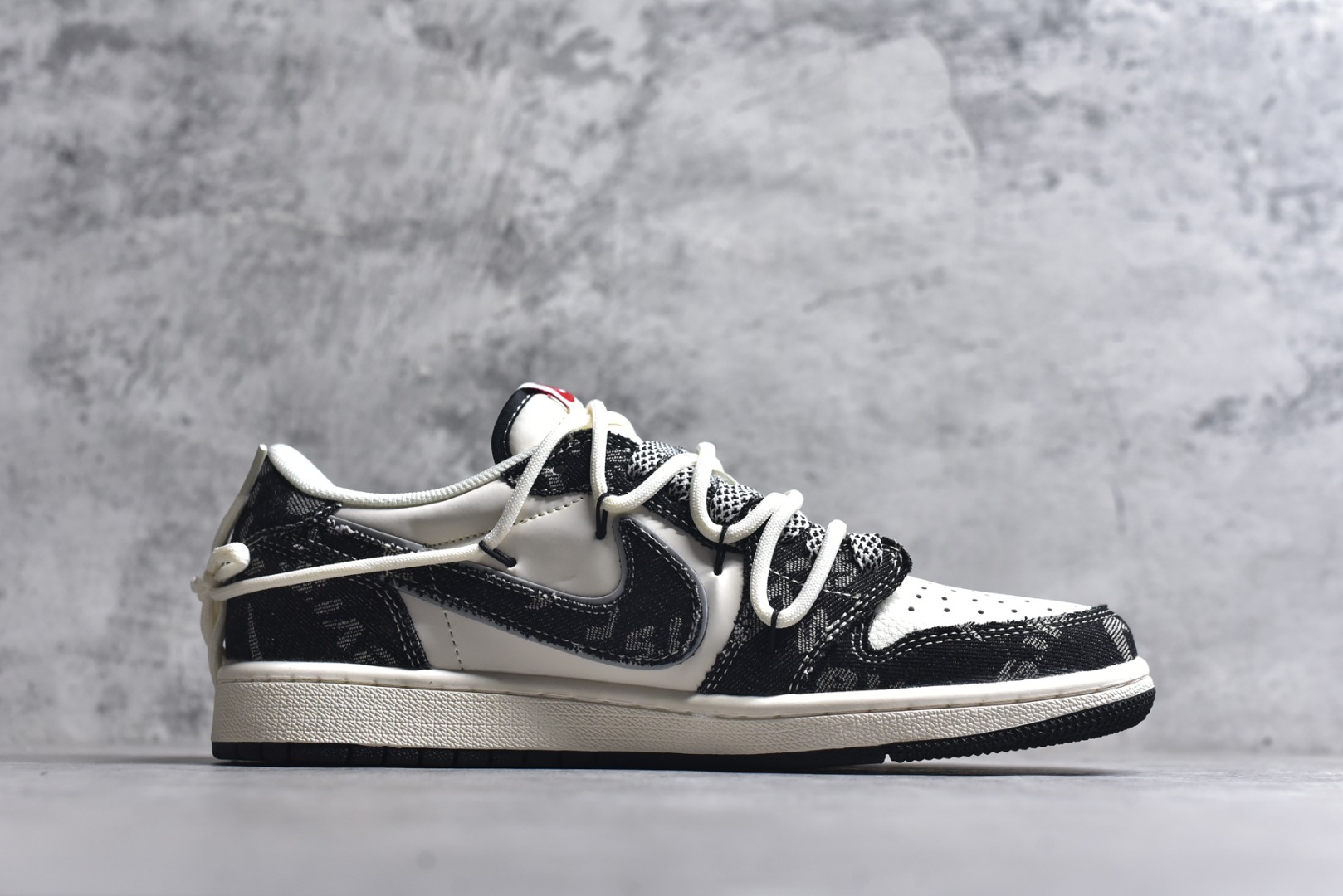 图片[3]-#海外爆款限量发售！公司级 Travis Scott x Fragment Design x Jordan Air Jordan 1 Low OG SP 李维斯联名——“米白黑帆布绑带” 多方联名合作融合了Travis Scott 独特的音乐风格，藤原浩个性的设计风格以及Jordan品牌的经典元素 使其成为一双具有独特身份和价值的鞋子 清新而立体的外观加上联名标识更突出了其独特身份 这种配色方案显示出活力和时尚感 在视觉上引人注目 鞋身的质感和细腻的细节处理使其显得高端而格调十足 这款“倒钩”联名是设计与创意完美结合 融合多方的个性风格是一款备受瞩目的潮流鞋款 低帮休闲板鞋 定制鞋盒 大厂纯原品质出货 超高清洁度 皮料切割干净无任何毛边 细节完美 货号：HT5088-600 尺码：36 36.5 37.5 38 38.5 39 40 40.5 41 42 42.5 43 44 44.5 45-选品中心