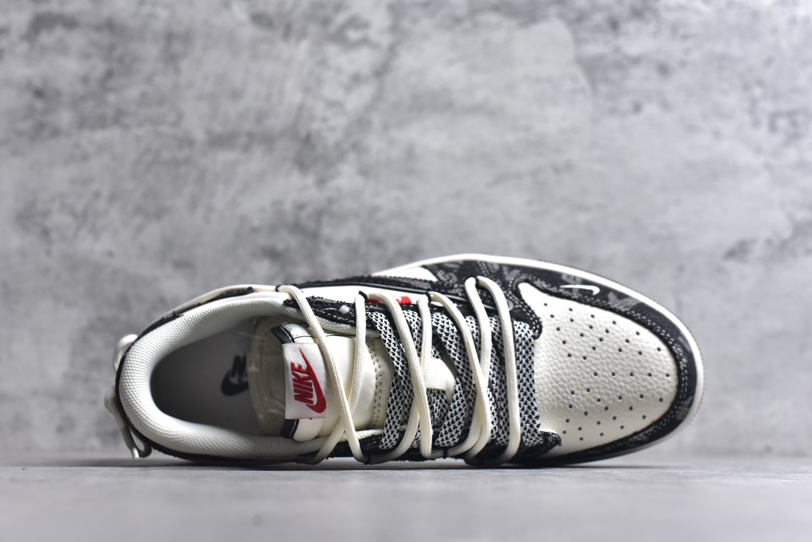 图片[4]-#海外爆款限量发售！公司级 Travis Scott x Fragment Design x Jordan Air Jordan 1 Low OG SP 李维斯联名——“米白黑帆布绑带” 多方联名合作融合了Travis Scott 独特的音乐风格，藤原浩个性的设计风格以及Jordan品牌的经典元素 使其成为一双具有独特身份和价值的鞋子 清新而立体的外观加上联名标识更突出了其独特身份 这种配色方案显示出活力和时尚感 在视觉上引人注目 鞋身的质感和细腻的细节处理使其显得高端而格调十足 这款“倒钩”联名是设计与创意完美结合 融合多方的个性风格是一款备受瞩目的潮流鞋款 低帮休闲板鞋 定制鞋盒 大厂纯原品质出货 超高清洁度 皮料切割干净无任何毛边 细节完美 货号：HT5088-600 尺码：36 36.5 37.5 38 38.5 39 40 40.5 41 42 42.5 43 44 44.5 45-选品中心