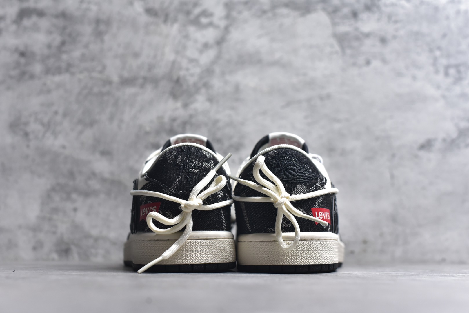 图片[5]-#海外爆款限量发售！公司级 Travis Scott x Fragment Design x Jordan Air Jordan 1 Low OG SP 李维斯联名——“米白黑帆布绑带” 多方联名合作融合了Travis Scott 独特的音乐风格，藤原浩个性的设计风格以及Jordan品牌的经典元素 使其成为一双具有独特身份和价值的鞋子 清新而立体的外观加上联名标识更突出了其独特身份 这种配色方案显示出活力和时尚感 在视觉上引人注目 鞋身的质感和细腻的细节处理使其显得高端而格调十足 这款“倒钩”联名是设计与创意完美结合 融合多方的个性风格是一款备受瞩目的潮流鞋款 低帮休闲板鞋 定制鞋盒 大厂纯原品质出货 超高清洁度 皮料切割干净无任何毛边 细节完美 货号：HT5088-600 尺码：36 36.5 37.5 38 38.5 39 40 40.5 41 42 42.5 43 44 44.5 45-选品中心