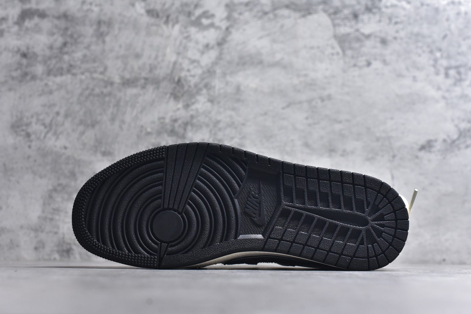 图片[6]-#海外爆款限量发售！公司级 Travis Scott x Fragment Design x Jordan Air Jordan 1 Low OG SP 李维斯联名——“米白黑帆布绑带” 多方联名合作融合了Travis Scott 独特的音乐风格，藤原浩个性的设计风格以及Jordan品牌的经典元素 使其成为一双具有独特身份和价值的鞋子 清新而立体的外观加上联名标识更突出了其独特身份 这种配色方案显示出活力和时尚感 在视觉上引人注目 鞋身的质感和细腻的细节处理使其显得高端而格调十足 这款“倒钩”联名是设计与创意完美结合 融合多方的个性风格是一款备受瞩目的潮流鞋款 低帮休闲板鞋 定制鞋盒 大厂纯原品质出货 超高清洁度 皮料切割干净无任何毛边 细节完美 货号：HT5088-600 尺码：36 36.5 37.5 38 38.5 39 40 40.5 41 42 42.5 43 44 44.5 45-选品中心