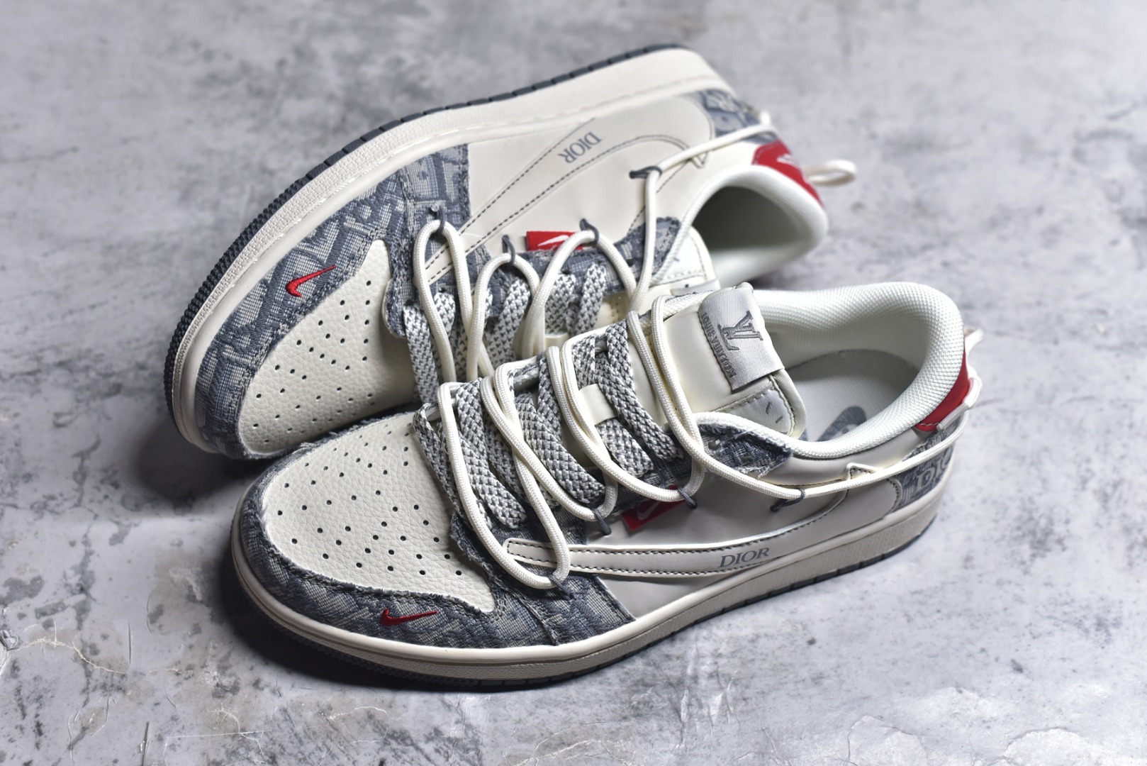 图片[7]-#海外爆款限量发售！公司级 Travis Scott x Fragment Design x Jordan Air Jordan 1 Low OG SP 迪奥联名-米灰牛仔布红标” 多方联名合作融合了Travis Scott 独特的音乐风格，藤原浩个性的设计风格以及Jordan品牌的经典元素 使其成为一双具有独特身份和价值的鞋子 清新而立体的外观加上联名标识更突出了其独特身份 这种配色方案显示出活力和时尚感 在视觉上引人注目 鞋身的质感和细腻的细节处理使其显得高端而格调十足 这款“倒钩”联名是设计与创意完美结合 融合多方的个性风格是一款备受瞩目的潮流鞋款 低帮休闲板鞋 定制鞋盒 大厂纯原品质出货 超高清洁度 皮料切割干净无任何毛边 细节完美 货号：HT5088-602 尺码：36 36.5 37.5 38 38.5 39 40 40.5 41 42 42.5 43 44 44.5 45-选品中心