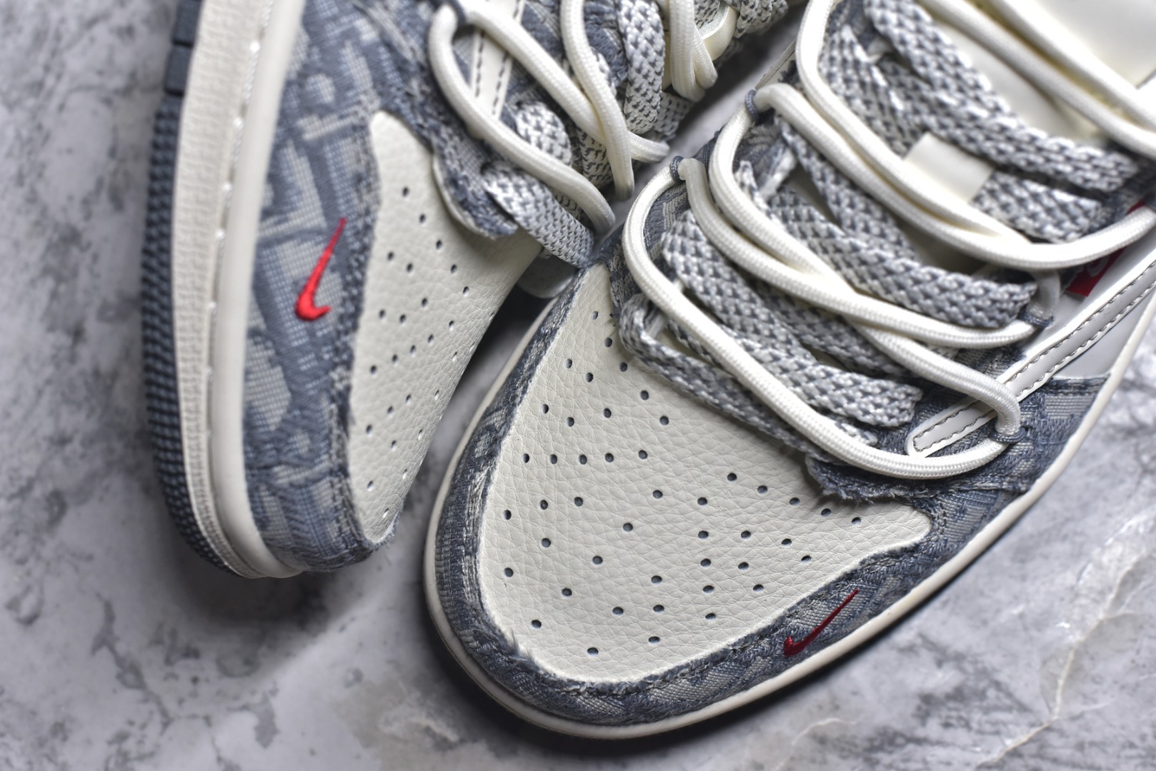 图片[8]-#海外爆款限量发售！公司级 Travis Scott x Fragment Design x Jordan Air Jordan 1 Low OG SP 迪奥联名-米灰牛仔布红标” 多方联名合作融合了Travis Scott 独特的音乐风格，藤原浩个性的设计风格以及Jordan品牌的经典元素 使其成为一双具有独特身份和价值的鞋子 清新而立体的外观加上联名标识更突出了其独特身份 这种配色方案显示出活力和时尚感 在视觉上引人注目 鞋身的质感和细腻的细节处理使其显得高端而格调十足 这款“倒钩”联名是设计与创意完美结合 融合多方的个性风格是一款备受瞩目的潮流鞋款 低帮休闲板鞋 定制鞋盒 大厂纯原品质出货 超高清洁度 皮料切割干净无任何毛边 细节完美 货号：HT5088-602 尺码：36 36.5 37.5 38 38.5 39 40 40.5 41 42 42.5 43 44 44.5 45-选品中心