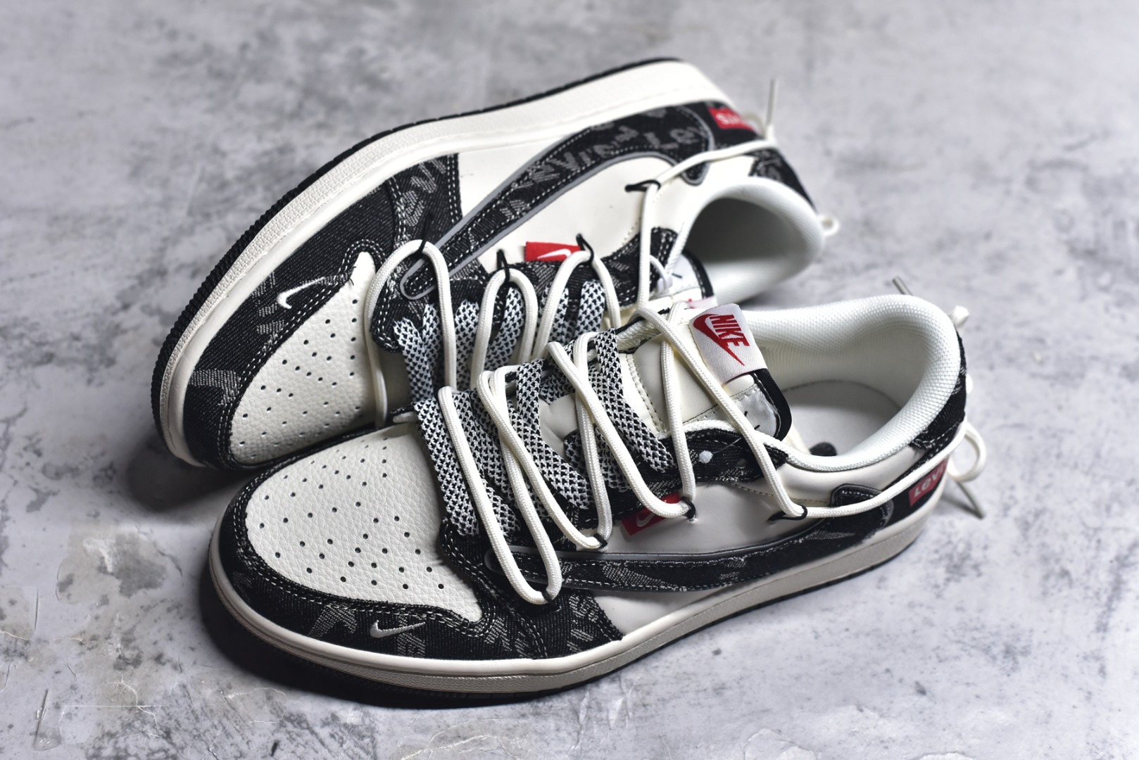 图片[7]-#海外爆款限量发售！公司级 Travis Scott x Fragment Design x Jordan Air Jordan 1 Low OG SP 李维斯联名——“米白黑帆布绑带” 多方联名合作融合了Travis Scott 独特的音乐风格，藤原浩个性的设计风格以及Jordan品牌的经典元素 使其成为一双具有独特身份和价值的鞋子 清新而立体的外观加上联名标识更突出了其独特身份 这种配色方案显示出活力和时尚感 在视觉上引人注目 鞋身的质感和细腻的细节处理使其显得高端而格调十足 这款“倒钩”联名是设计与创意完美结合 融合多方的个性风格是一款备受瞩目的潮流鞋款 低帮休闲板鞋 定制鞋盒 大厂纯原品质出货 超高清洁度 皮料切割干净无任何毛边 细节完美 货号：HT5088-600 尺码：36 36.5 37.5 38 38.5 39 40 40.5 41 42 42.5 43 44 44.5 45-选品中心