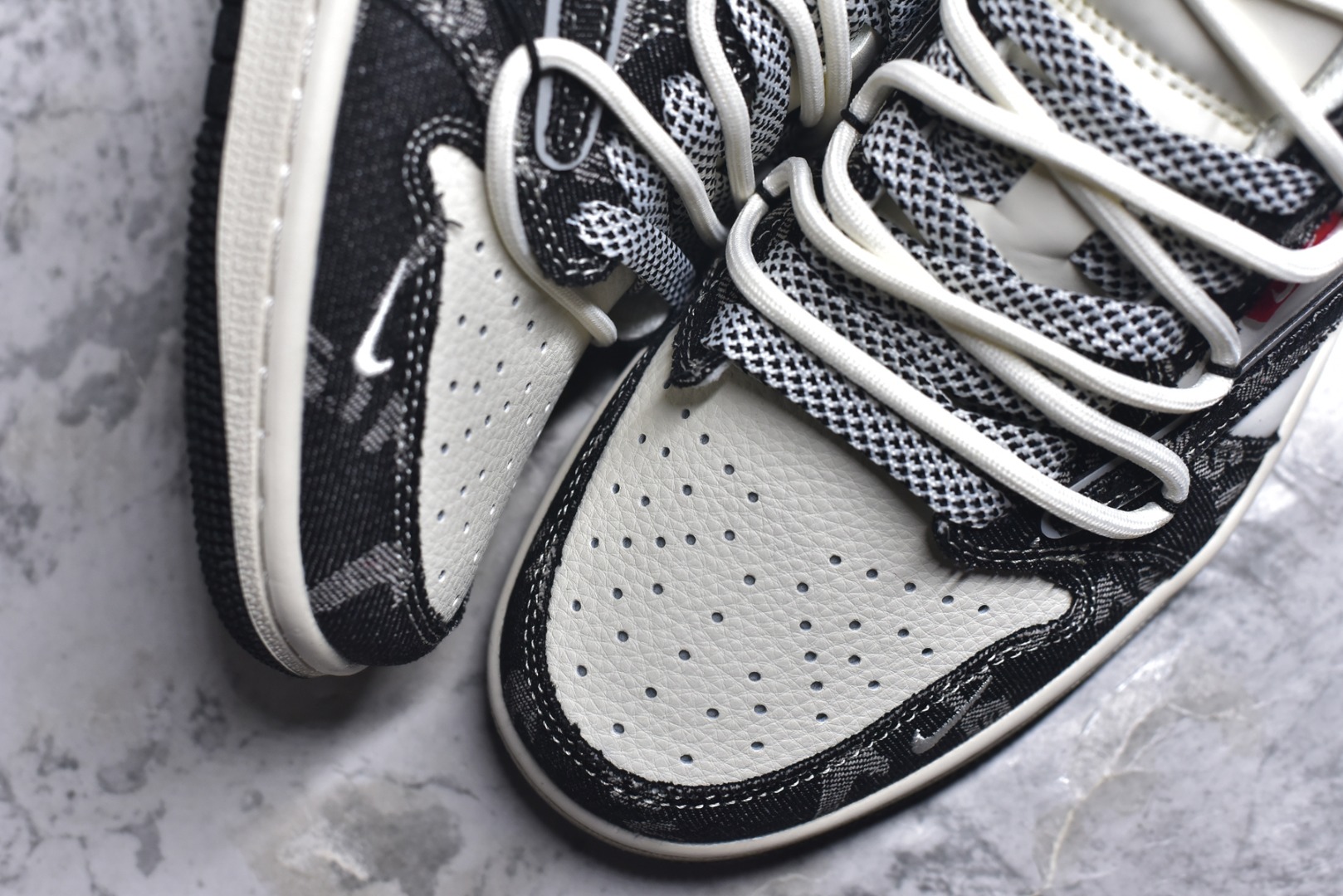 图片[8]-#海外爆款限量发售！公司级 Travis Scott x Fragment Design x Jordan Air Jordan 1 Low OG SP 李维斯联名——“米白黑帆布绑带” 多方联名合作融合了Travis Scott 独特的音乐风格，藤原浩个性的设计风格以及Jordan品牌的经典元素 使其成为一双具有独特身份和价值的鞋子 清新而立体的外观加上联名标识更突出了其独特身份 这种配色方案显示出活力和时尚感 在视觉上引人注目 鞋身的质感和细腻的细节处理使其显得高端而格调十足 这款“倒钩”联名是设计与创意完美结合 融合多方的个性风格是一款备受瞩目的潮流鞋款 低帮休闲板鞋 定制鞋盒 大厂纯原品质出货 超高清洁度 皮料切割干净无任何毛边 细节完美 货号：HT5088-600 尺码：36 36.5 37.5 38 38.5 39 40 40.5 41 42 42.5 43 44 44.5 45-选品中心