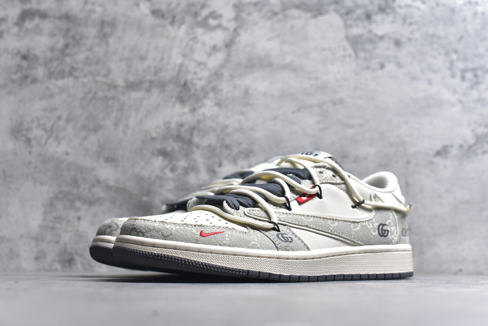 图片[2]-#海外爆款限量发售！公司级 Travis Scott x Fragment Design x Jordan Air Jordan 1 Low OG SP 古驰-米灰牛仔布” 多方联名合作融合了Travis Scott 独特的音乐风格，藤原浩个性的设计风格以及Jordan品牌的经典元素 使其成为一双具有独特身份和价值的鞋子 清新而立体的外观加上联名标识更突出了其独特身份 这种配色方案显示出活力和时尚感 在视觉上引人注目 鞋身的质感和细腻的细节处理使其显得高端而格调十足 这款“倒钩”联名是设计与创意完美结合 融合多方的个性风格是一款备受瞩目的潮流鞋款 低帮休闲板鞋 定制鞋盒 大厂纯原品质出货 超高清洁度 皮料切割干净无任何毛边 细节完美 货号：HT5088-601 尺码：36 36.5 37.5 38 38.5 39 40 40.5 41 42 42.5 43 44 44.5 45-选品中心