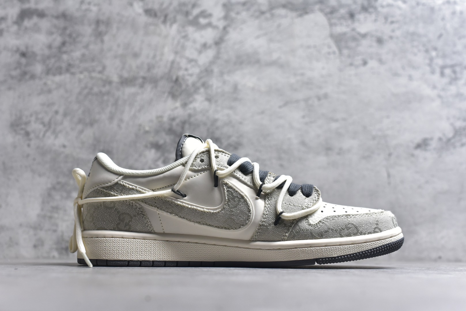 图片[3]-#海外爆款限量发售！公司级 Travis Scott x Fragment Design x Jordan Air Jordan 1 Low OG SP 古驰-米灰牛仔布” 多方联名合作融合了Travis Scott 独特的音乐风格，藤原浩个性的设计风格以及Jordan品牌的经典元素 使其成为一双具有独特身份和价值的鞋子 清新而立体的外观加上联名标识更突出了其独特身份 这种配色方案显示出活力和时尚感 在视觉上引人注目 鞋身的质感和细腻的细节处理使其显得高端而格调十足 这款“倒钩”联名是设计与创意完美结合 融合多方的个性风格是一款备受瞩目的潮流鞋款 低帮休闲板鞋 定制鞋盒 大厂纯原品质出货 超高清洁度 皮料切割干净无任何毛边 细节完美 货号：HT5088-601 尺码：36 36.5 37.5 38 38.5 39 40 40.5 41 42 42.5 43 44 44.5 45-选品中心