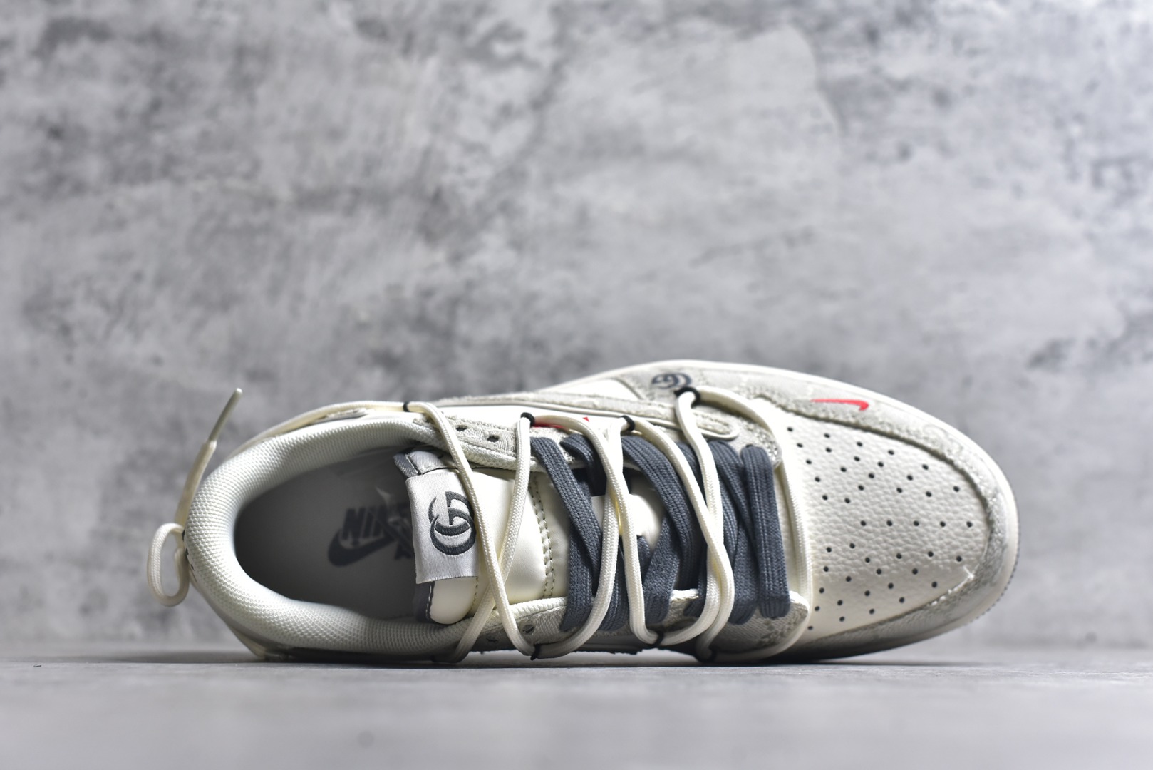 图片[4]-#海外爆款限量发售！公司级 Travis Scott x Fragment Design x Jordan Air Jordan 1 Low OG SP 古驰-米灰牛仔布” 多方联名合作融合了Travis Scott 独特的音乐风格，藤原浩个性的设计风格以及Jordan品牌的经典元素 使其成为一双具有独特身份和价值的鞋子 清新而立体的外观加上联名标识更突出了其独特身份 这种配色方案显示出活力和时尚感 在视觉上引人注目 鞋身的质感和细腻的细节处理使其显得高端而格调十足 这款“倒钩”联名是设计与创意完美结合 融合多方的个性风格是一款备受瞩目的潮流鞋款 低帮休闲板鞋 定制鞋盒 大厂纯原品质出货 超高清洁度 皮料切割干净无任何毛边 细节完美 货号：HT5088-601 尺码：36 36.5 37.5 38 38.5 39 40 40.5 41 42 42.5 43 44 44.5 45-选品中心
