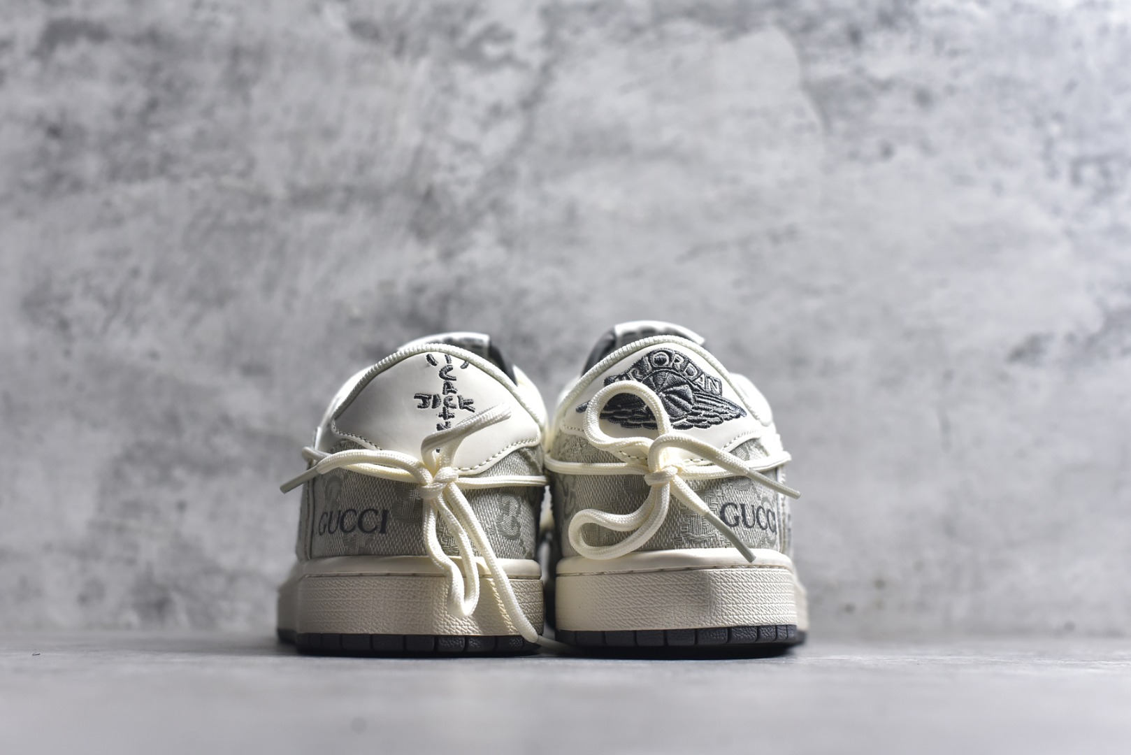 图片[5]-#海外爆款限量发售！公司级 Travis Scott x Fragment Design x Jordan Air Jordan 1 Low OG SP 古驰-米灰牛仔布” 多方联名合作融合了Travis Scott 独特的音乐风格，藤原浩个性的设计风格以及Jordan品牌的经典元素 使其成为一双具有独特身份和价值的鞋子 清新而立体的外观加上联名标识更突出了其独特身份 这种配色方案显示出活力和时尚感 在视觉上引人注目 鞋身的质感和细腻的细节处理使其显得高端而格调十足 这款“倒钩”联名是设计与创意完美结合 融合多方的个性风格是一款备受瞩目的潮流鞋款 低帮休闲板鞋 定制鞋盒 大厂纯原品质出货 超高清洁度 皮料切割干净无任何毛边 细节完美 货号：HT5088-601 尺码：36 36.5 37.5 38 38.5 39 40 40.5 41 42 42.5 43 44 44.5 45-选品中心