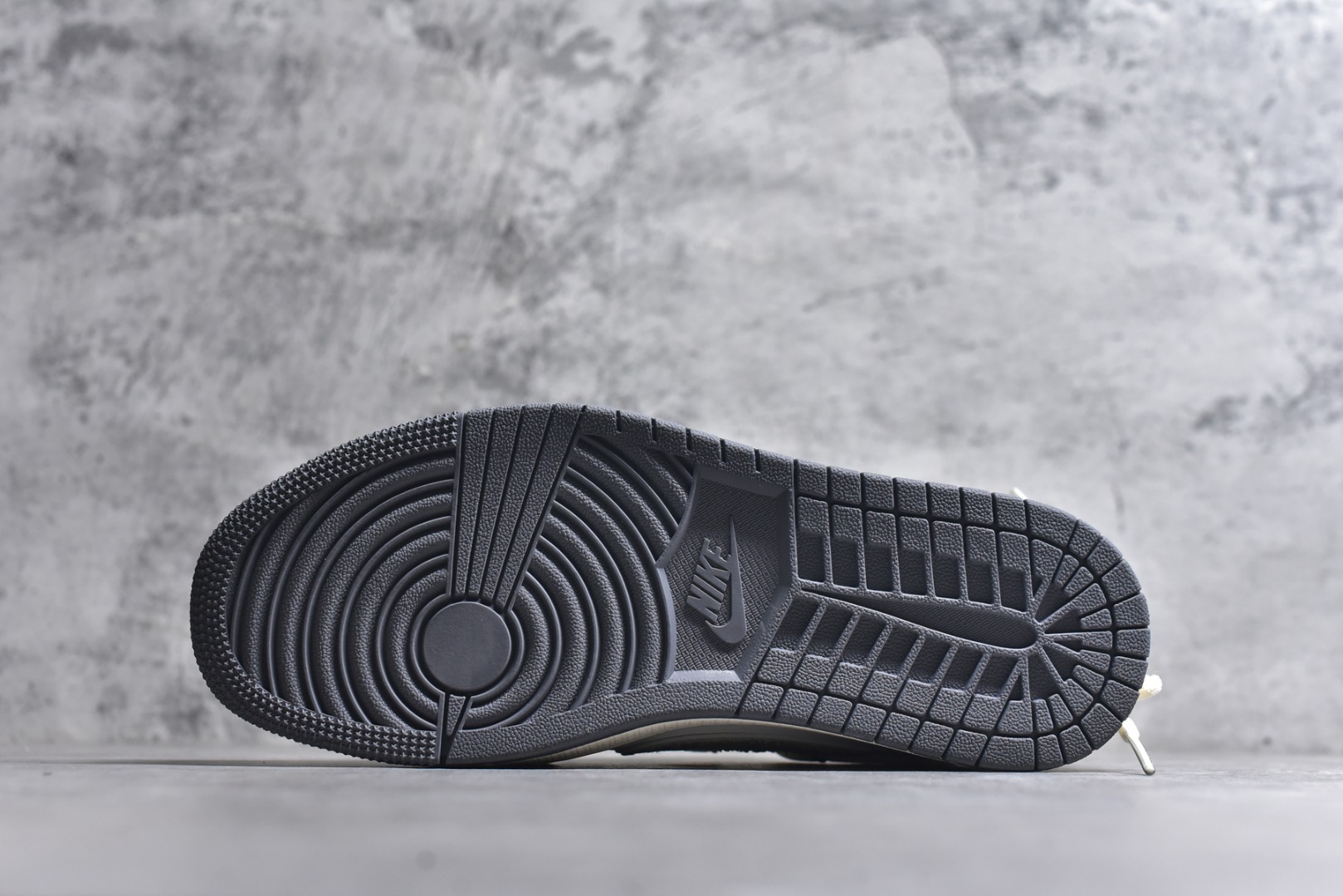 图片[6]-#海外爆款限量发售！公司级 Travis Scott x Fragment Design x Jordan Air Jordan 1 Low OG SP 古驰-米灰牛仔布” 多方联名合作融合了Travis Scott 独特的音乐风格，藤原浩个性的设计风格以及Jordan品牌的经典元素 使其成为一双具有独特身份和价值的鞋子 清新而立体的外观加上联名标识更突出了其独特身份 这种配色方案显示出活力和时尚感 在视觉上引人注目 鞋身的质感和细腻的细节处理使其显得高端而格调十足 这款“倒钩”联名是设计与创意完美结合 融合多方的个性风格是一款备受瞩目的潮流鞋款 低帮休闲板鞋 定制鞋盒 大厂纯原品质出货 超高清洁度 皮料切割干净无任何毛边 细节完美 货号：HT5088-601 尺码：36 36.5 37.5 38 38.5 39 40 40.5 41 42 42.5 43 44 44.5 45-选品中心