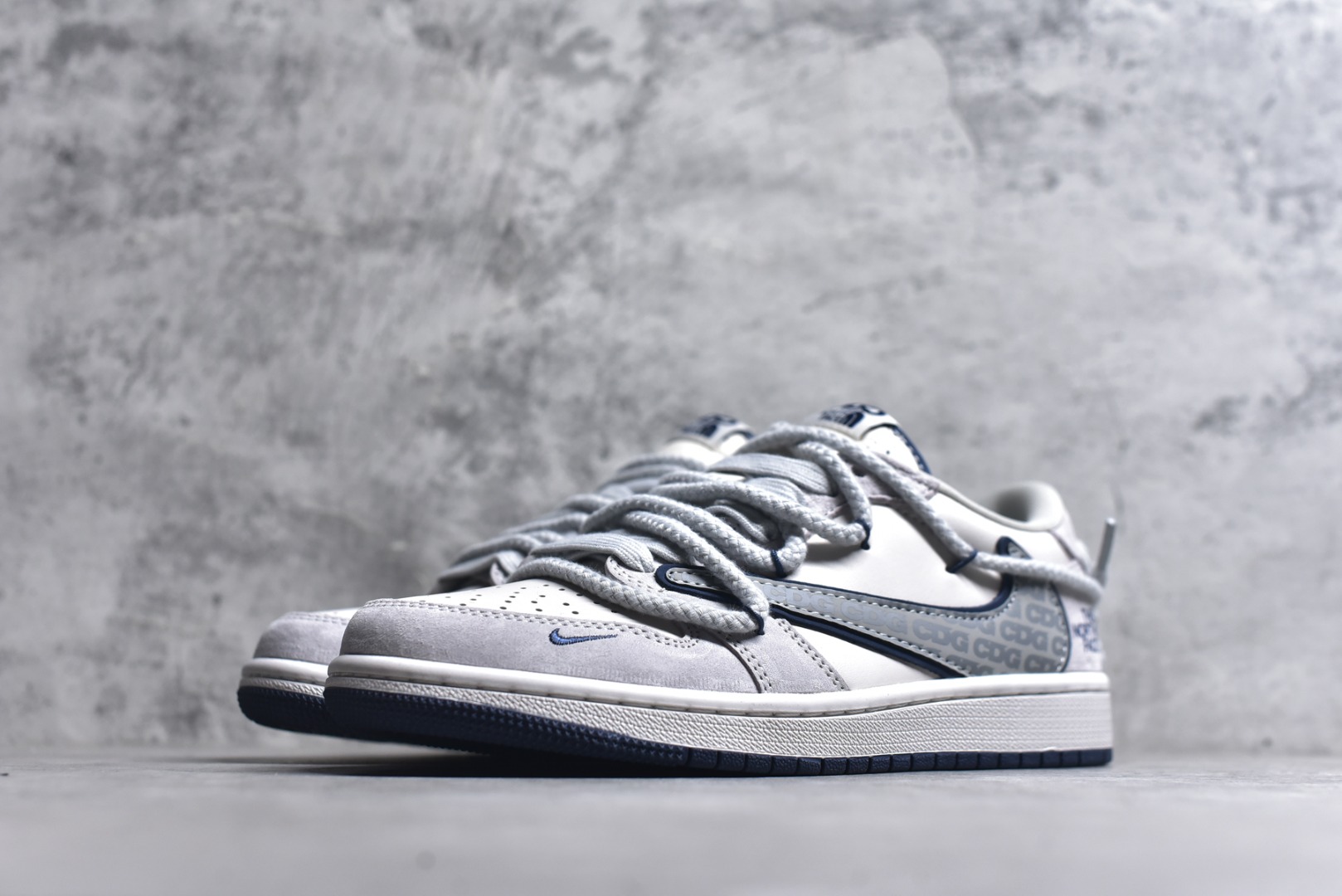 图片[2]-#Travis Scott x Fragment Design x Jordan Air Jordan 1 Low OG SP “北面联名——CDG米蓝抽绳” 多方联名合作融合了Travis Scott 独特的音乐风格，藤原浩个性的设计风格以及Jordan品牌的经典元素 使其成为一双具有独特身份和价值的鞋子 清新而立体的外观加上联名标识更突出了其独特身份 这种配色方案显示出活力和时尚感 在视觉上引人注目 鞋身的质感和细腻的细节处理使其显得高端而格调十足 这款“倒钩”联名是设计与创意完美结合 融合多方的个性风格是一款备受瞩目的潮流鞋款 低帮休闲板鞋 定制鞋盒 大厂纯原品质出货 超高清洁度 皮料切割干净无任何毛边 细节完美 货号：XX3318-515 尺码：36 36.5 37.5 38 38.5 39 40 40.5 41 42 42.5 43 44 44.5 45-选品中心