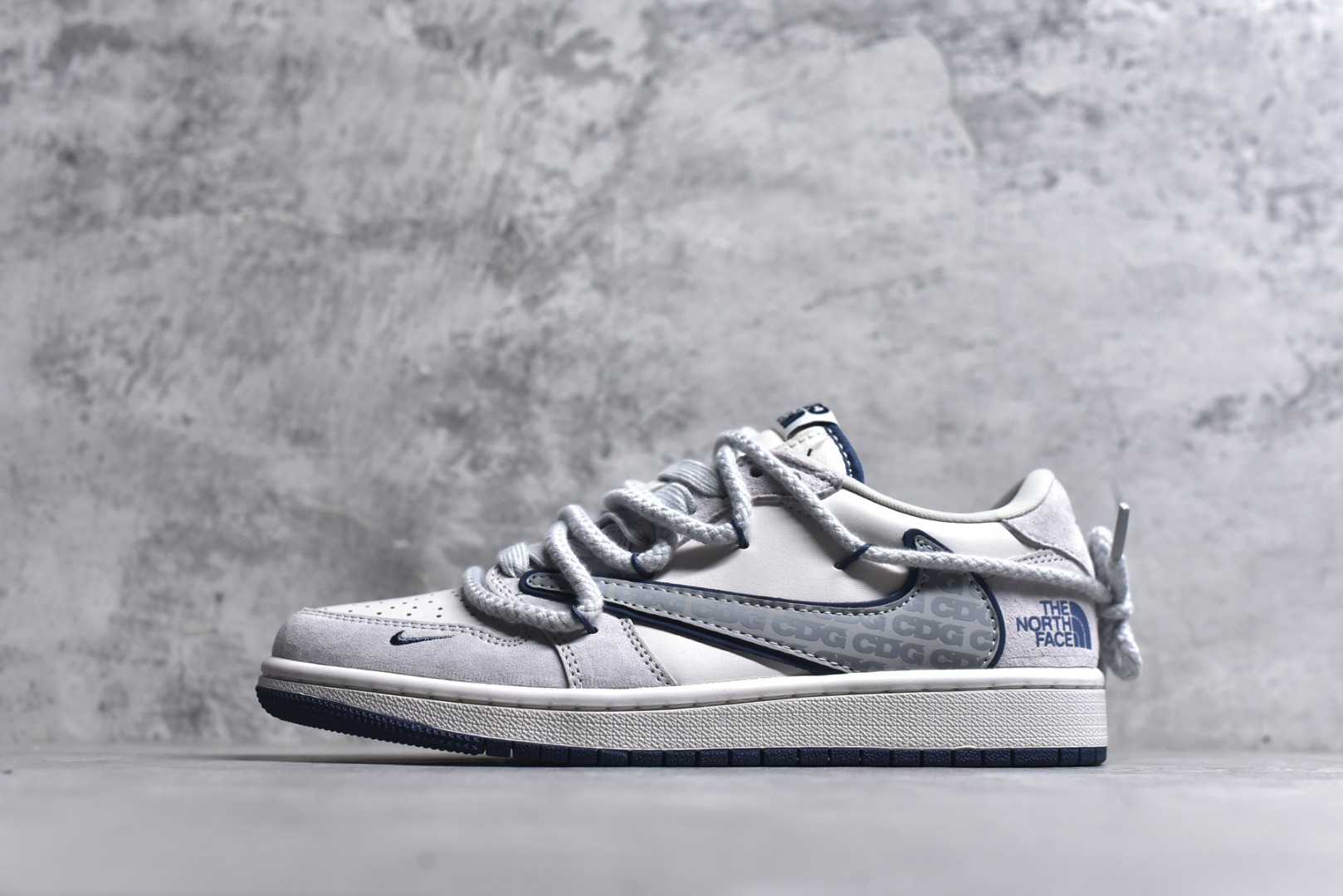 #Travis Scott x Fragment Design x Jordan Air Jordan 1 Low OG SP “北面联名——CDG米蓝抽绳” 多方联名合作融合了Travis Scott 独特的音乐风格，藤原浩个性的设计风格以及Jordan品牌的经典元素 使其成为一双具有独特身份和价值的鞋子 清新而立体的外观加上联名标识更突出了其独特身份 这种配色方案显示出活力和时尚感 在视觉上引人注目 鞋身的质感和细腻的细节处理使其显得高端而格调十足 这款“倒钩”联名是设计与创意完美结合 融合多方的个性风格是一款备受瞩目的潮流鞋款 低帮休闲板鞋 定制鞋盒 大厂纯原品质出货 超高清洁度 皮料切割干净无任何毛边 细节完美 货号：XX3318-515 尺码：36 36.5 37.5 38 38.5 39 40 40.5 41 42 42.5 43 44 44.5 45-选品中心