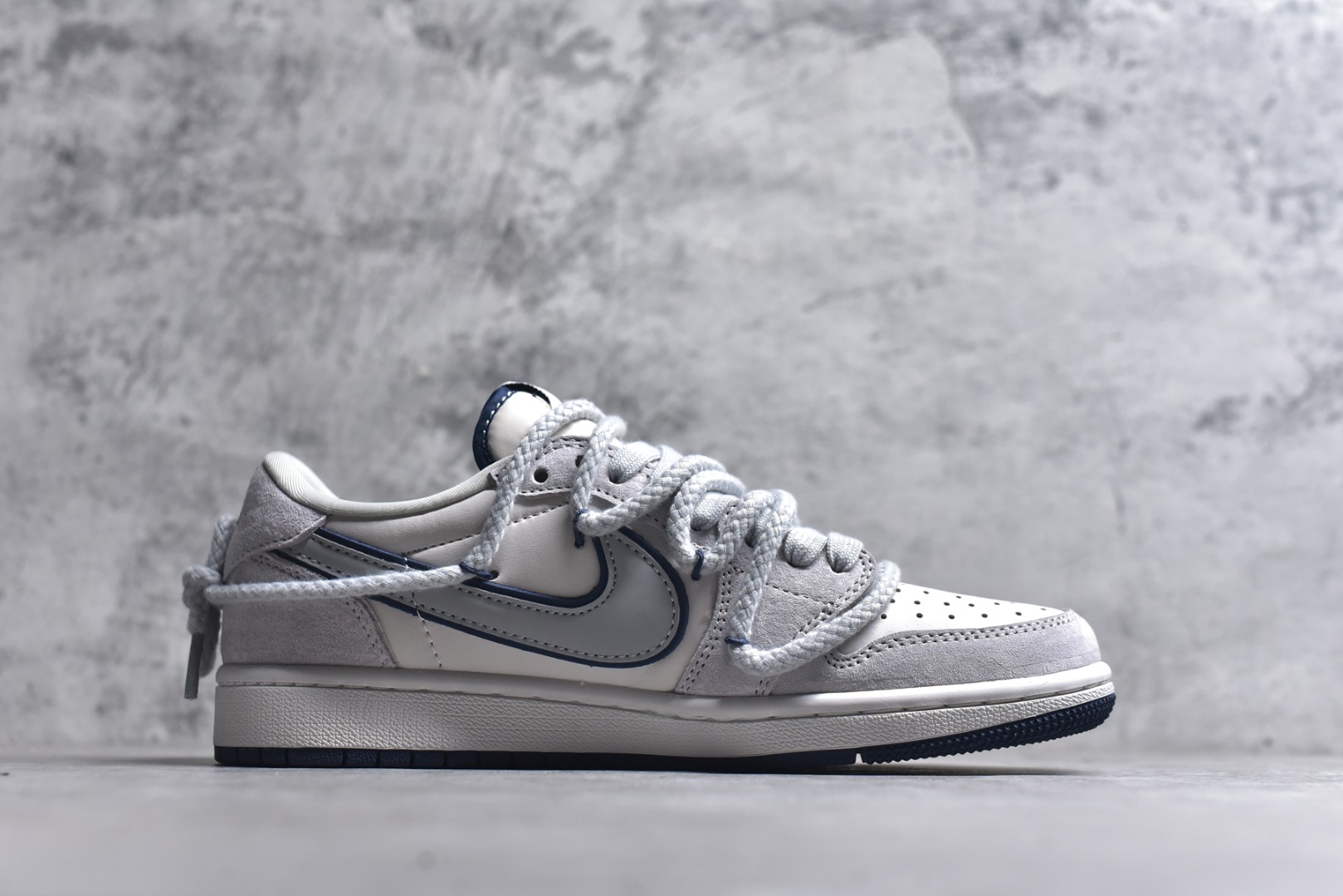 图片[3]-#Travis Scott x Fragment Design x Jordan Air Jordan 1 Low OG SP “北面联名——CDG米蓝抽绳” 多方联名合作融合了Travis Scott 独特的音乐风格，藤原浩个性的设计风格以及Jordan品牌的经典元素 使其成为一双具有独特身份和价值的鞋子 清新而立体的外观加上联名标识更突出了其独特身份 这种配色方案显示出活力和时尚感 在视觉上引人注目 鞋身的质感和细腻的细节处理使其显得高端而格调十足 这款“倒钩”联名是设计与创意完美结合 融合多方的个性风格是一款备受瞩目的潮流鞋款 低帮休闲板鞋 定制鞋盒 大厂纯原品质出货 超高清洁度 皮料切割干净无任何毛边 细节完美 货号：XX3318-515 尺码：36 36.5 37.5 38 38.5 39 40 40.5 41 42 42.5 43 44 44.5 45-选品中心