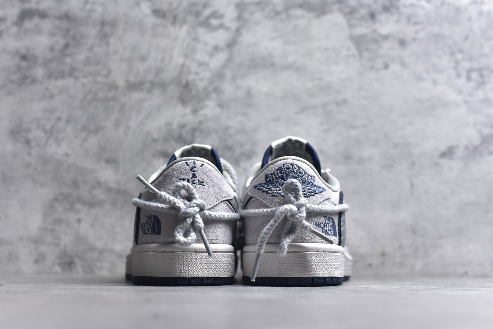 图片[5]-#Travis Scott x Fragment Design x Jordan Air Jordan 1 Low OG SP “北面联名——CDG米蓝抽绳” 多方联名合作融合了Travis Scott 独特的音乐风格，藤原浩个性的设计风格以及Jordan品牌的经典元素 使其成为一双具有独特身份和价值的鞋子 清新而立体的外观加上联名标识更突出了其独特身份 这种配色方案显示出活力和时尚感 在视觉上引人注目 鞋身的质感和细腻的细节处理使其显得高端而格调十足 这款“倒钩”联名是设计与创意完美结合 融合多方的个性风格是一款备受瞩目的潮流鞋款 低帮休闲板鞋 定制鞋盒 大厂纯原品质出货 超高清洁度 皮料切割干净无任何毛边 细节完美 货号：XX3318-515 尺码：36 36.5 37.5 38 38.5 39 40 40.5 41 42 42.5 43 44 44.5 45-选品中心