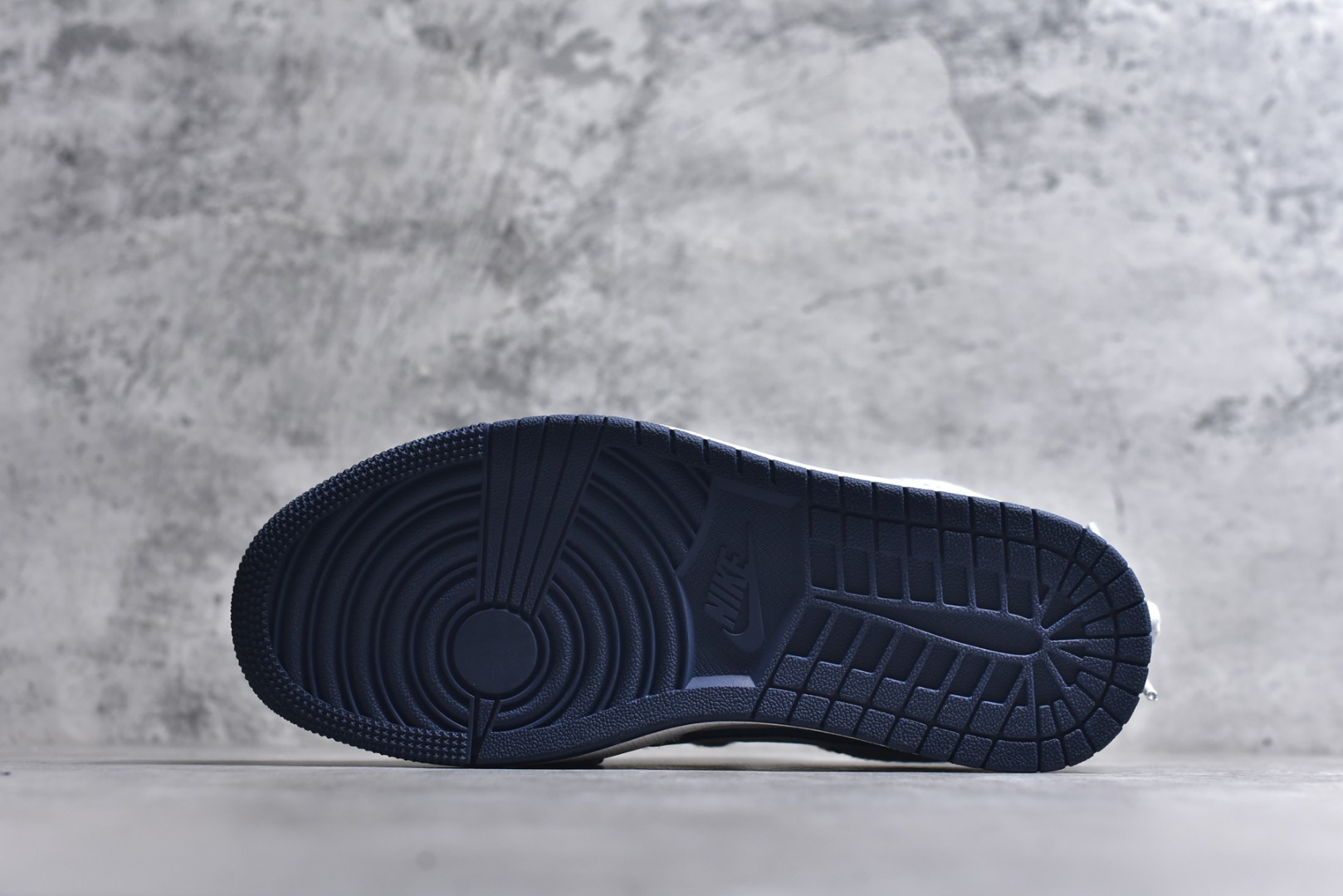 图片[6]-#Travis Scott x Fragment Design x Jordan Air Jordan 1 Low OG SP “北面联名——CDG米蓝抽绳” 多方联名合作融合了Travis Scott 独特的音乐风格，藤原浩个性的设计风格以及Jordan品牌的经典元素 使其成为一双具有独特身份和价值的鞋子 清新而立体的外观加上联名标识更突出了其独特身份 这种配色方案显示出活力和时尚感 在视觉上引人注目 鞋身的质感和细腻的细节处理使其显得高端而格调十足 这款“倒钩”联名是设计与创意完美结合 融合多方的个性风格是一款备受瞩目的潮流鞋款 低帮休闲板鞋 定制鞋盒 大厂纯原品质出货 超高清洁度 皮料切割干净无任何毛边 细节完美 货号：XX3318-515 尺码：36 36.5 37.5 38 38.5 39 40 40.5 41 42 42.5 43 44 44.5 45-选品中心