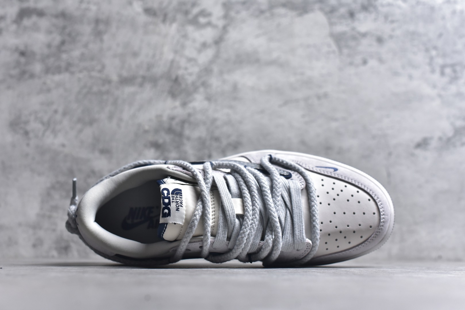 图片[4]-#Travis Scott x Fragment Design x Jordan Air Jordan 1 Low OG SP “北面联名——CDG米蓝抽绳” 多方联名合作融合了Travis Scott 独特的音乐风格，藤原浩个性的设计风格以及Jordan品牌的经典元素 使其成为一双具有独特身份和价值的鞋子 清新而立体的外观加上联名标识更突出了其独特身份 这种配色方案显示出活力和时尚感 在视觉上引人注目 鞋身的质感和细腻的细节处理使其显得高端而格调十足 这款“倒钩”联名是设计与创意完美结合 融合多方的个性风格是一款备受瞩目的潮流鞋款 低帮休闲板鞋 定制鞋盒 大厂纯原品质出货 超高清洁度 皮料切割干净无任何毛边 细节完美 货号：XX3318-515 尺码：36 36.5 37.5 38 38.5 39 40 40.5 41 42 42.5 43 44 44.5 45-选品中心